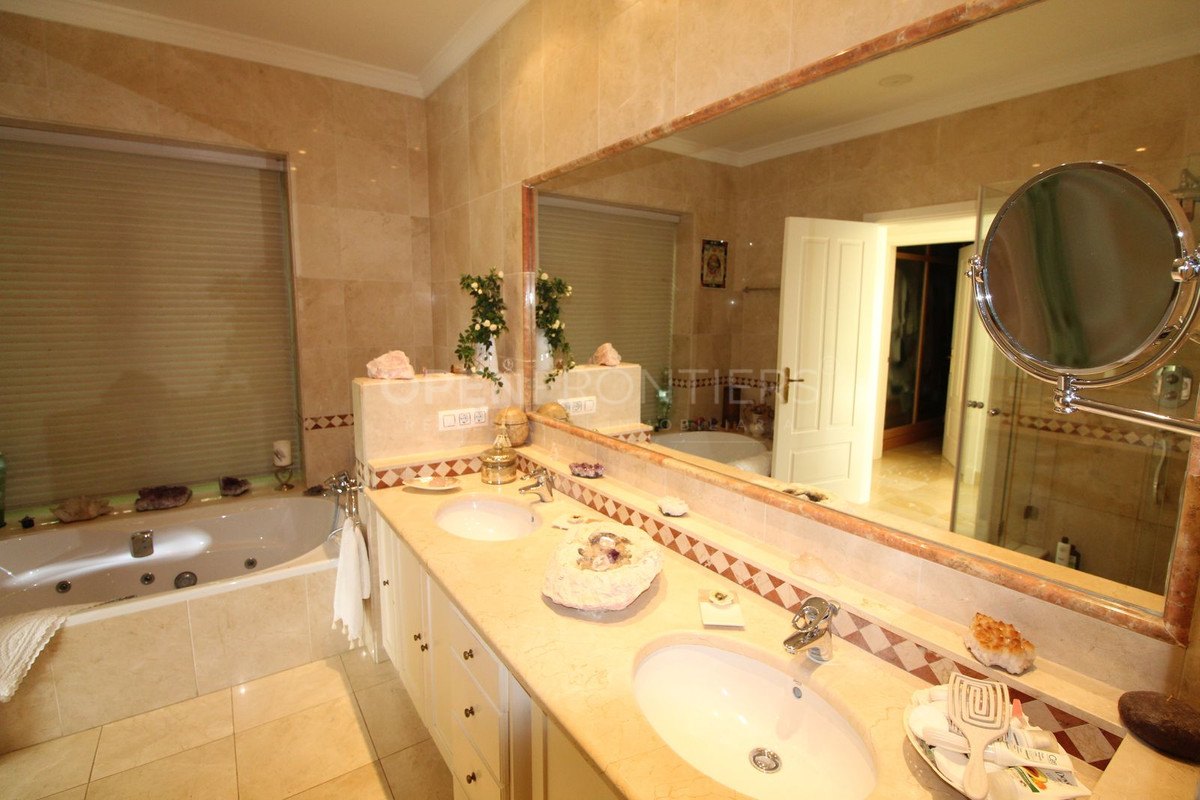 Elegant classical villa with sea, golf and countryside views in Sotogrande Alto