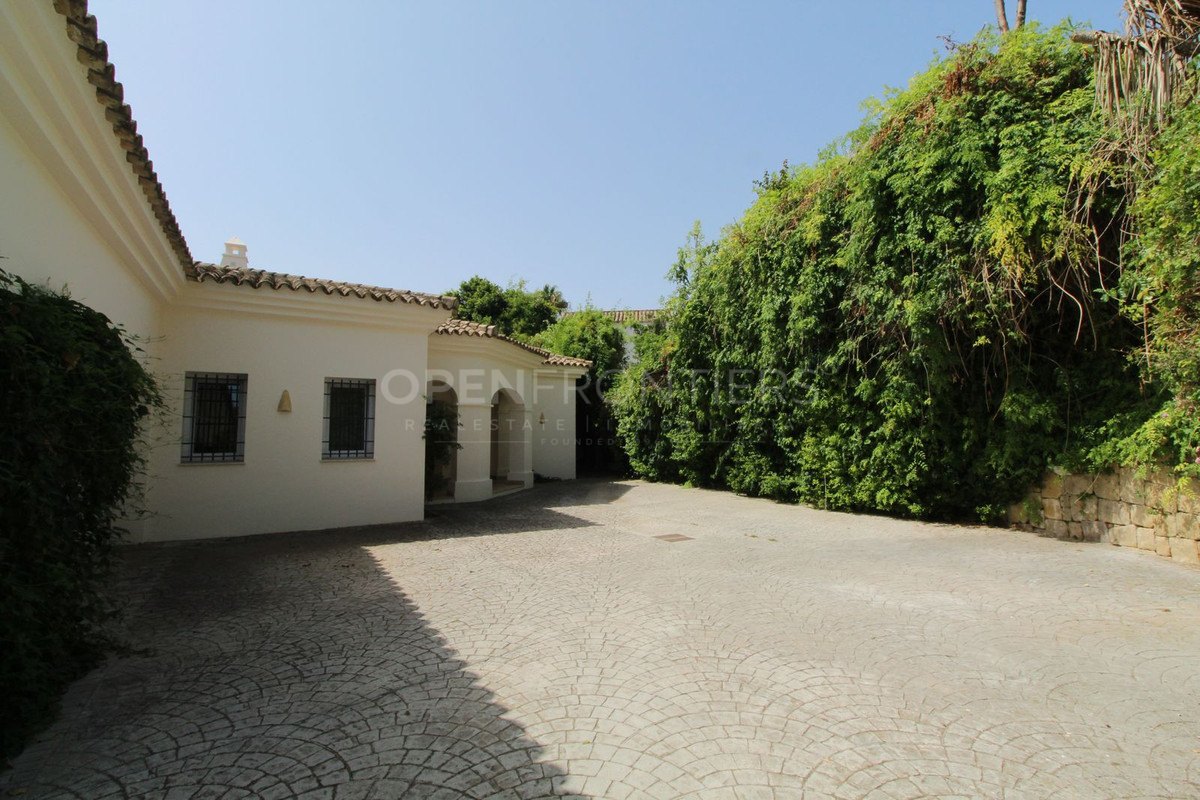 Elegant classical villa with sea, golf and countryside views in Sotogrande Alto