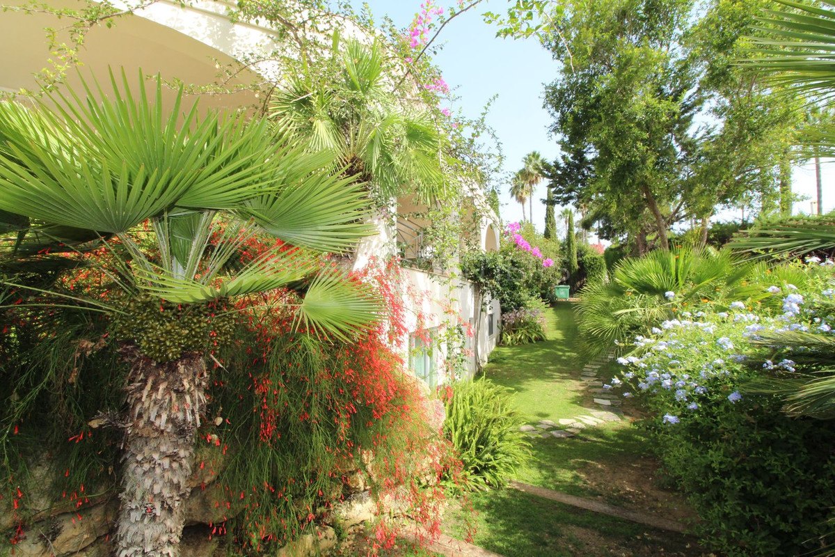 Elegant classical villa with sea, golf and countryside views in Sotogrande Alto