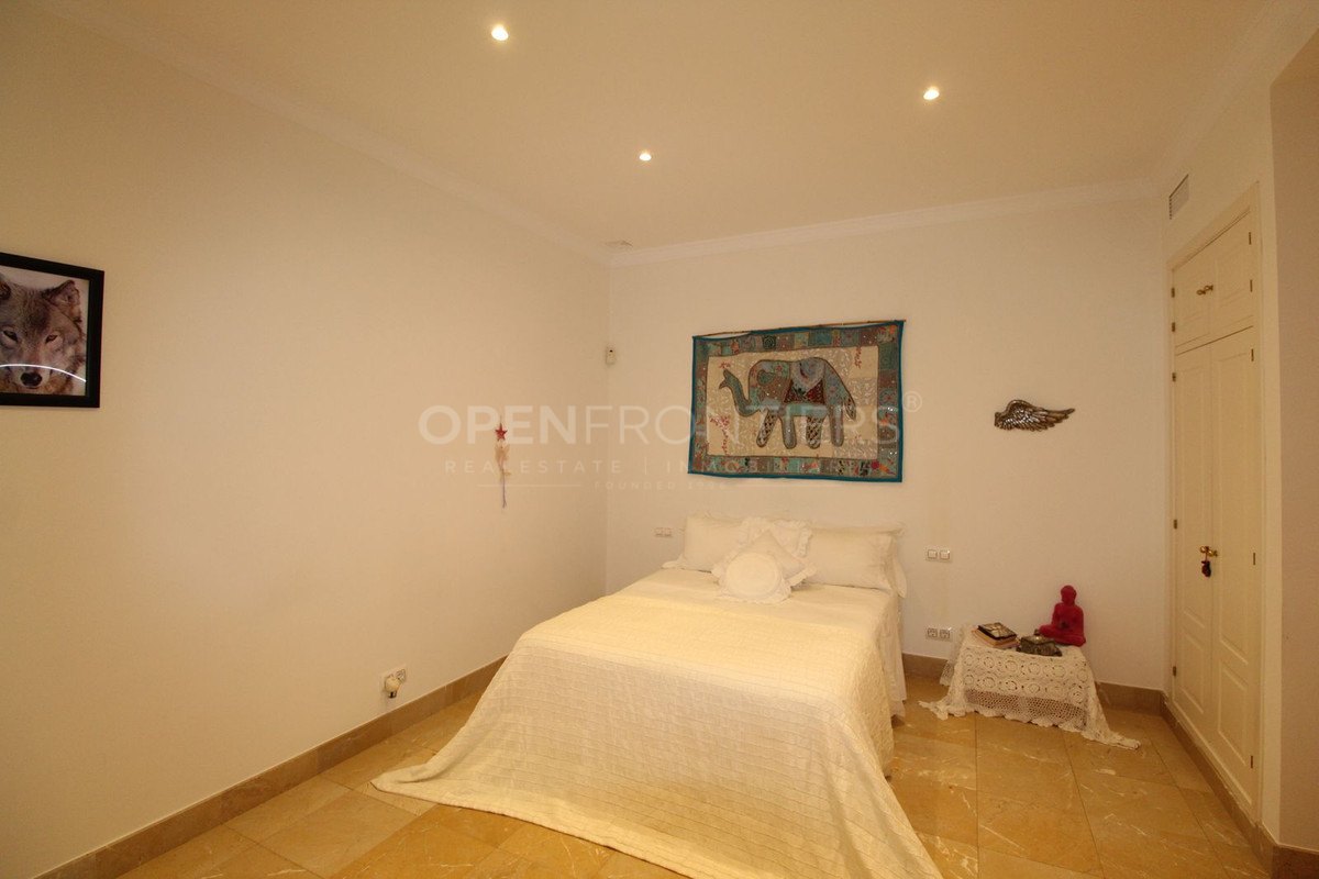 Elegant classical villa with sea, golf and countryside views in Sotogrande Alto