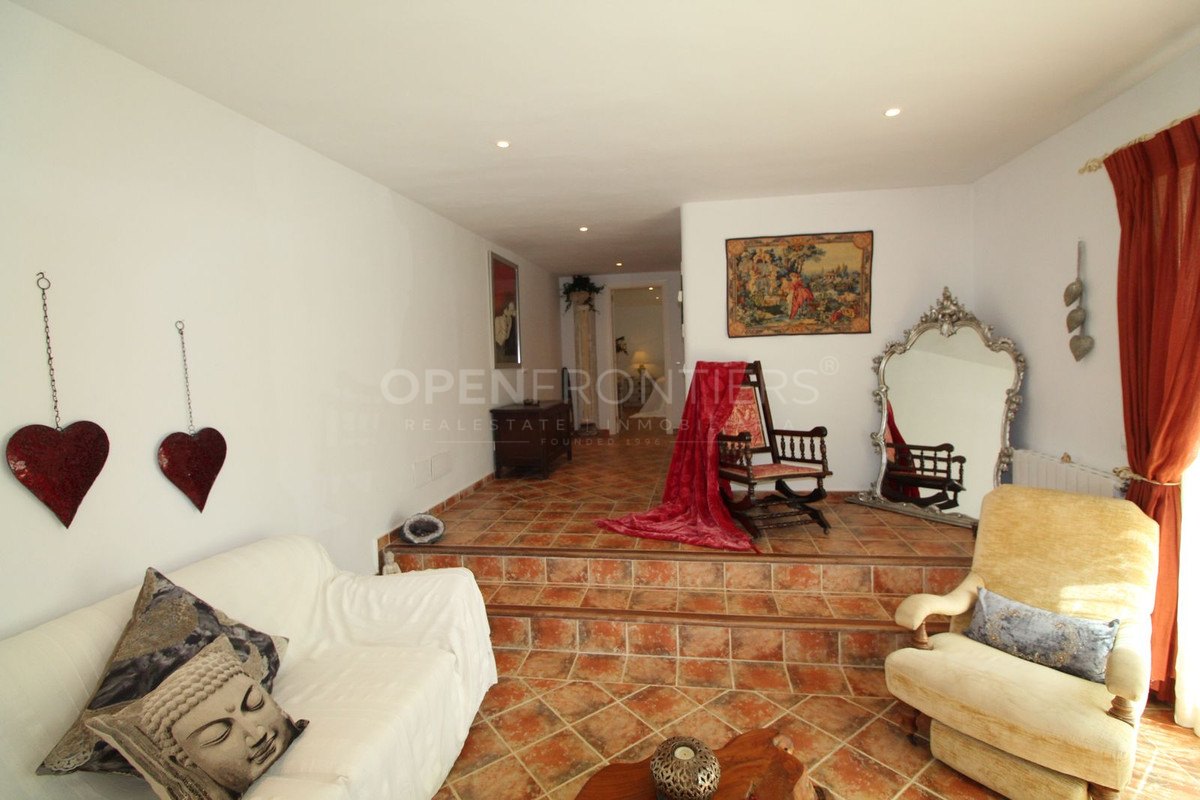 Elegant classical villa with sea, golf and countryside views in Sotogrande Alto