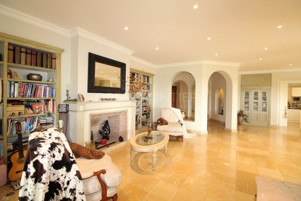 Elegant classical villa with sea, golf and countryside views in Sotogrande Alto