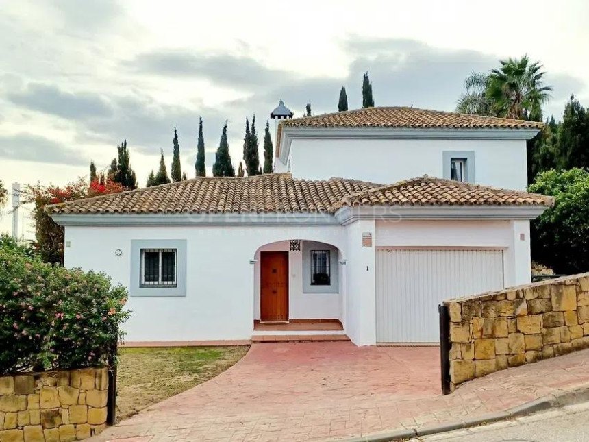 Villa en Alcaidesa Alta con piscina privada y vistas al mar