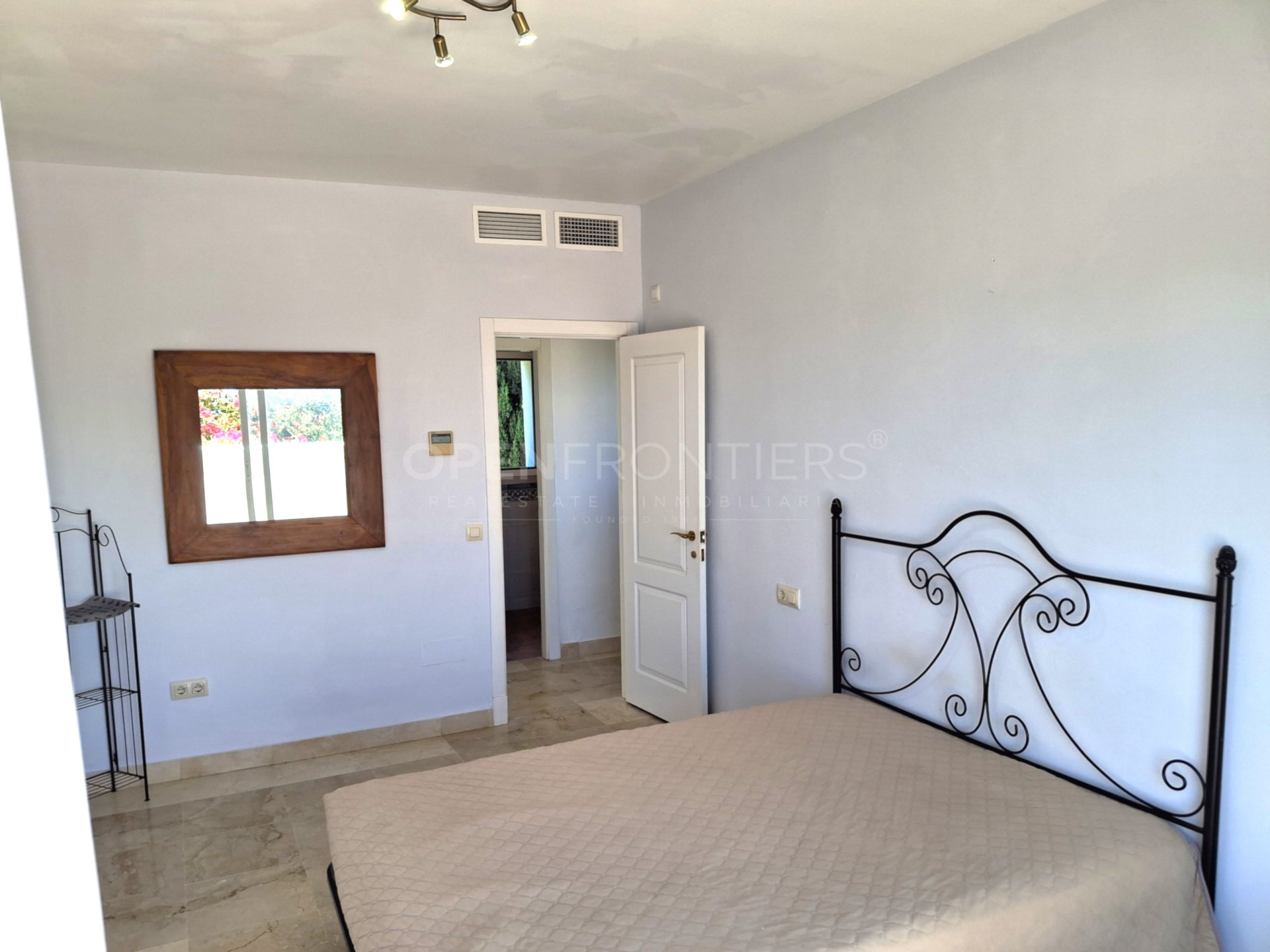 Villa en Alcaidesa Alta con piscina privada y vistas al mar