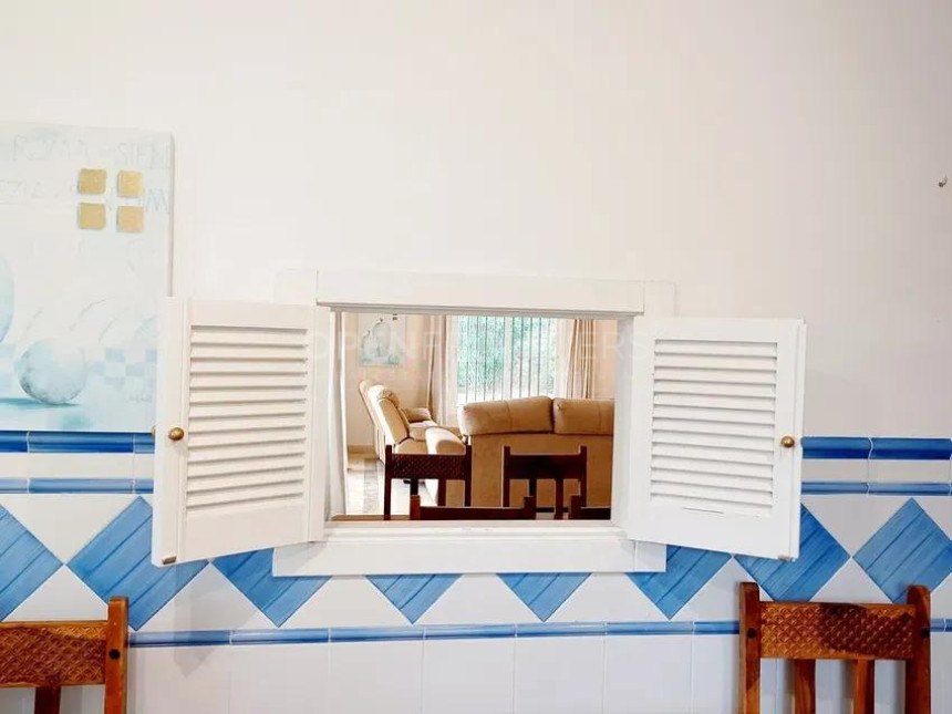 Villa en Alcaidesa Alta con piscina privada y vistas al mar