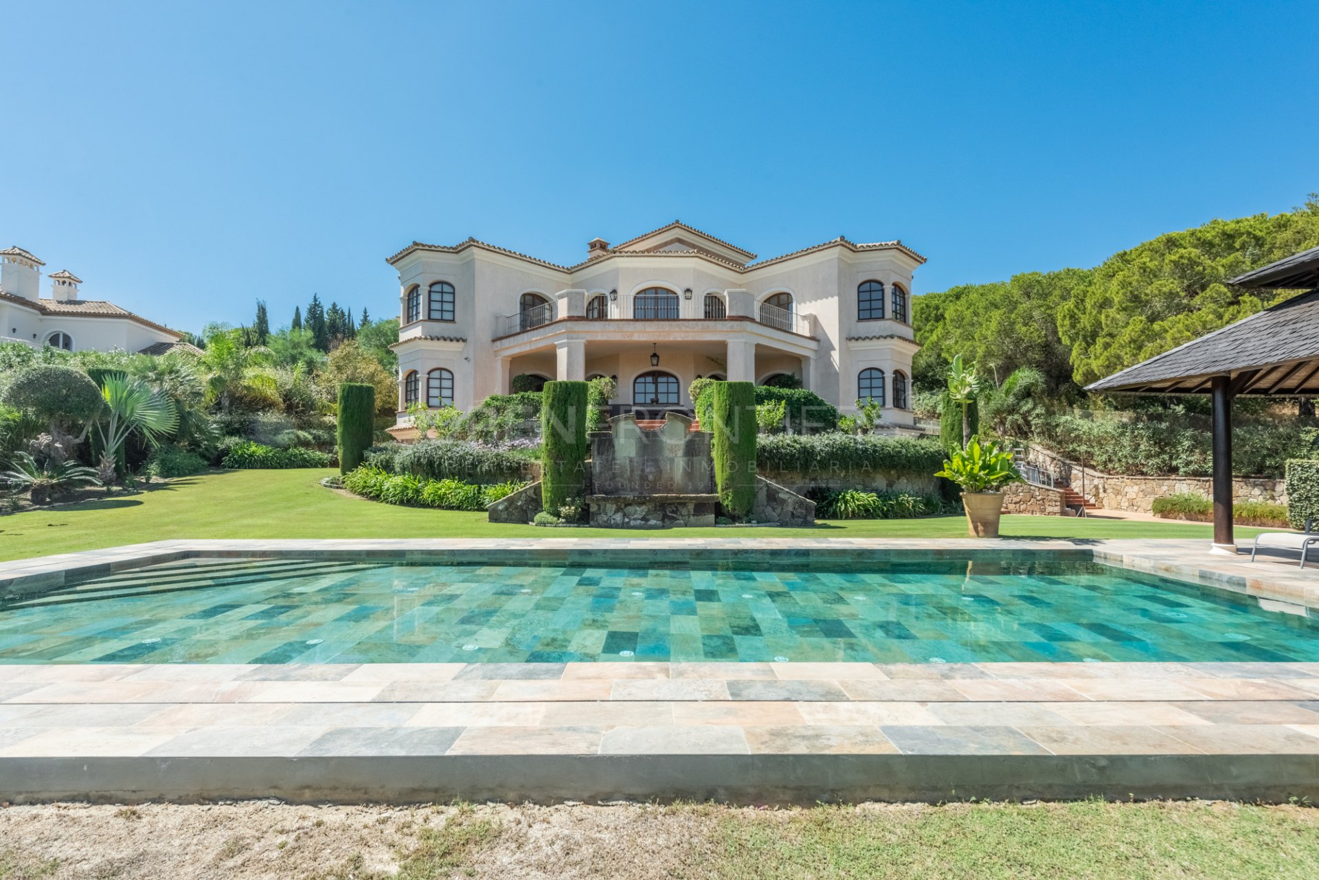 Luxury villa with panoramic sea, golf and mountain views in Almenara, Sotogrande Alto