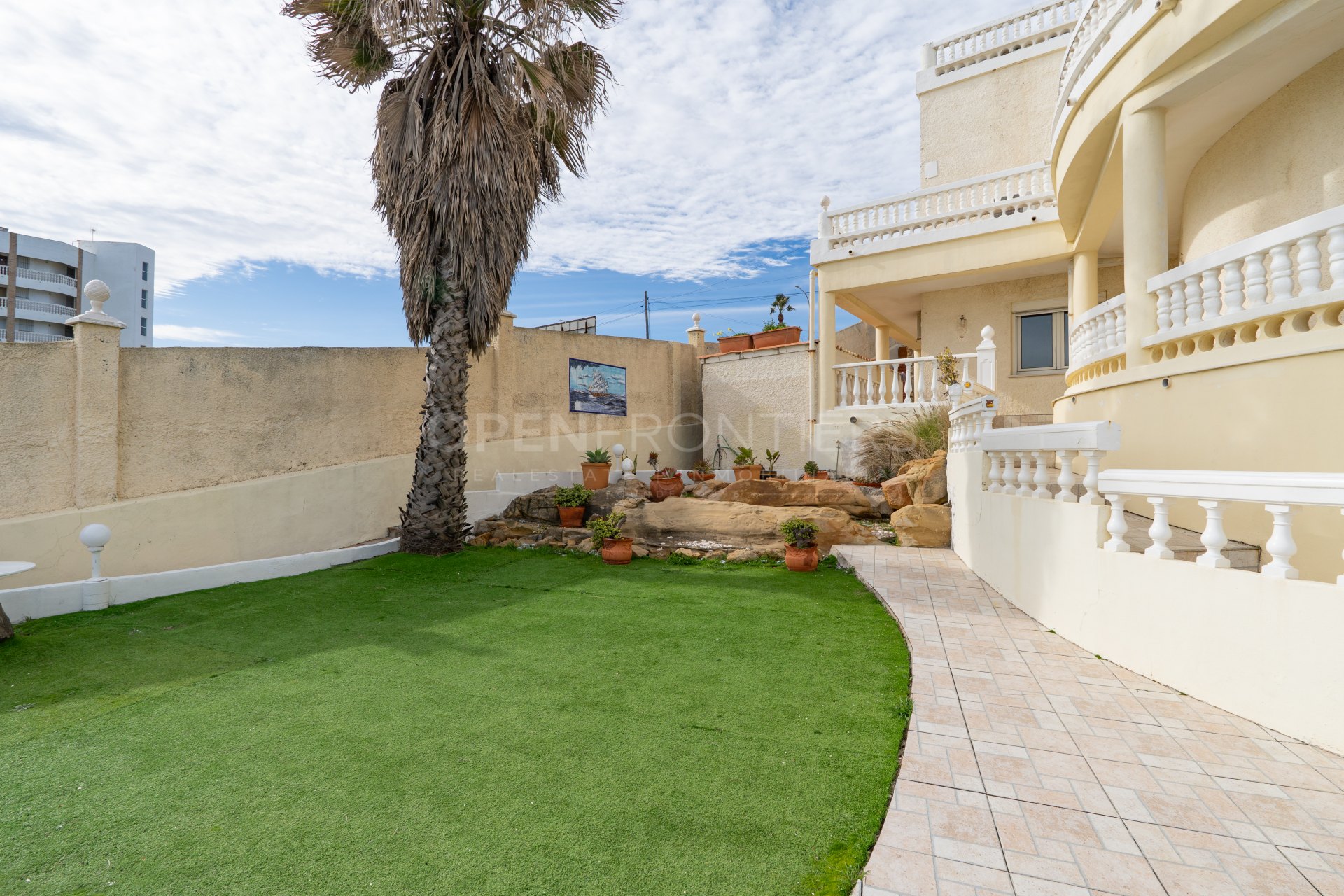 Front Line Beach Villa with Panoramic Views in Torreguadiaro, Sotogrande