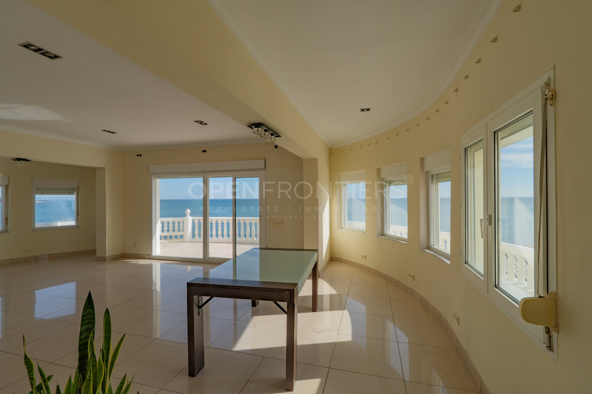 Front Line Beach Villa with Panoramic Views in Torreguadiaro, Sotogrande