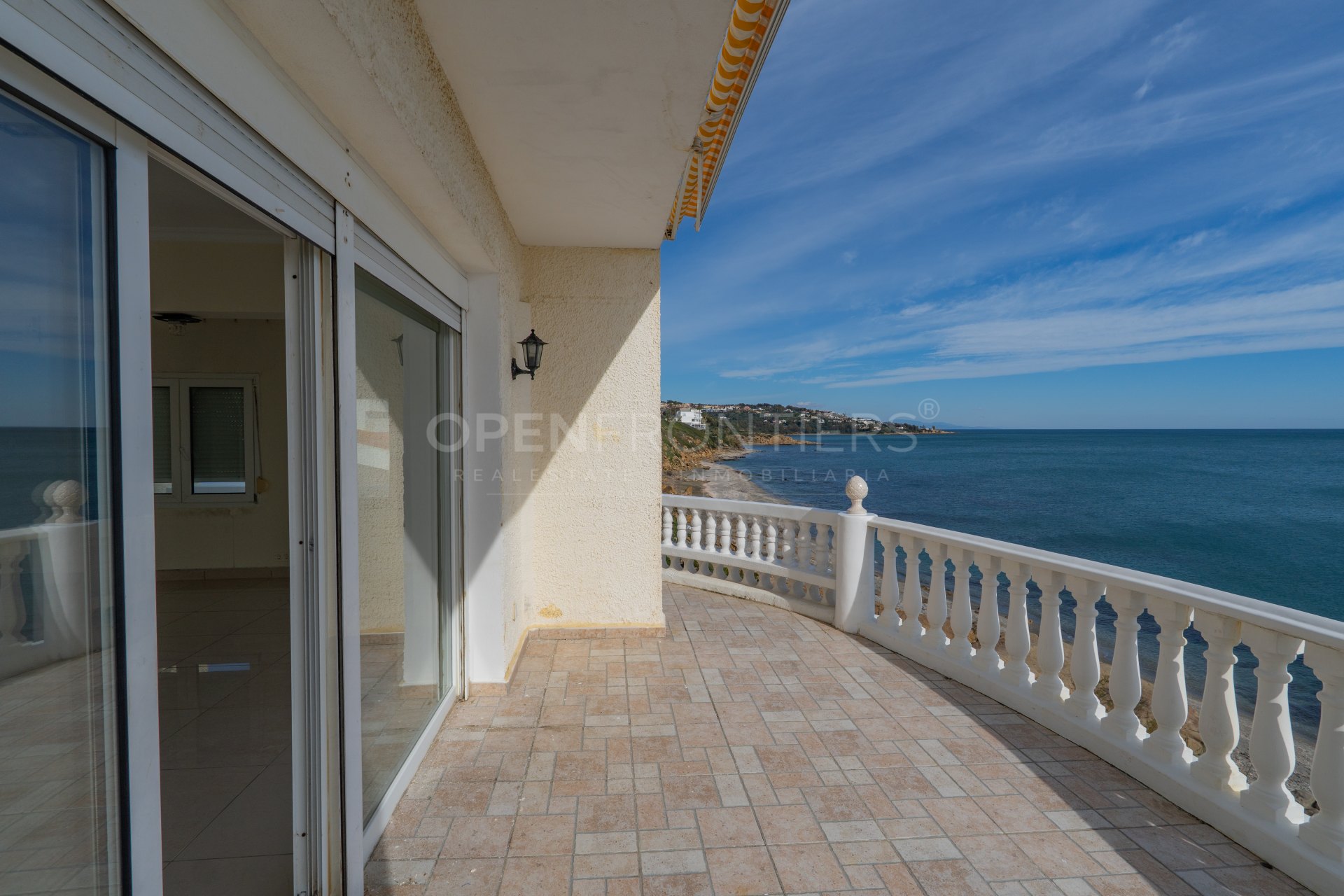Front Line Beach Villa with Panoramic Views in Torreguadiaro, Sotogrande