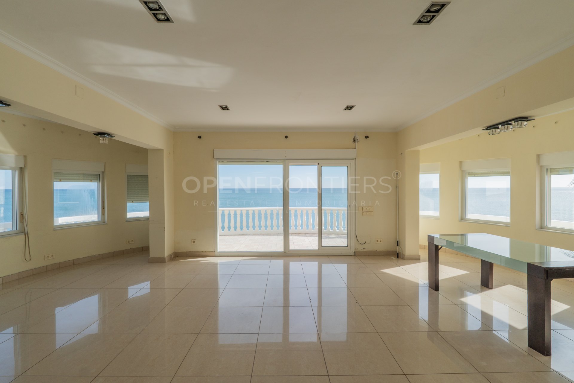 Front Line Beach Villa with Panoramic Views in Torreguadiaro, Sotogrande