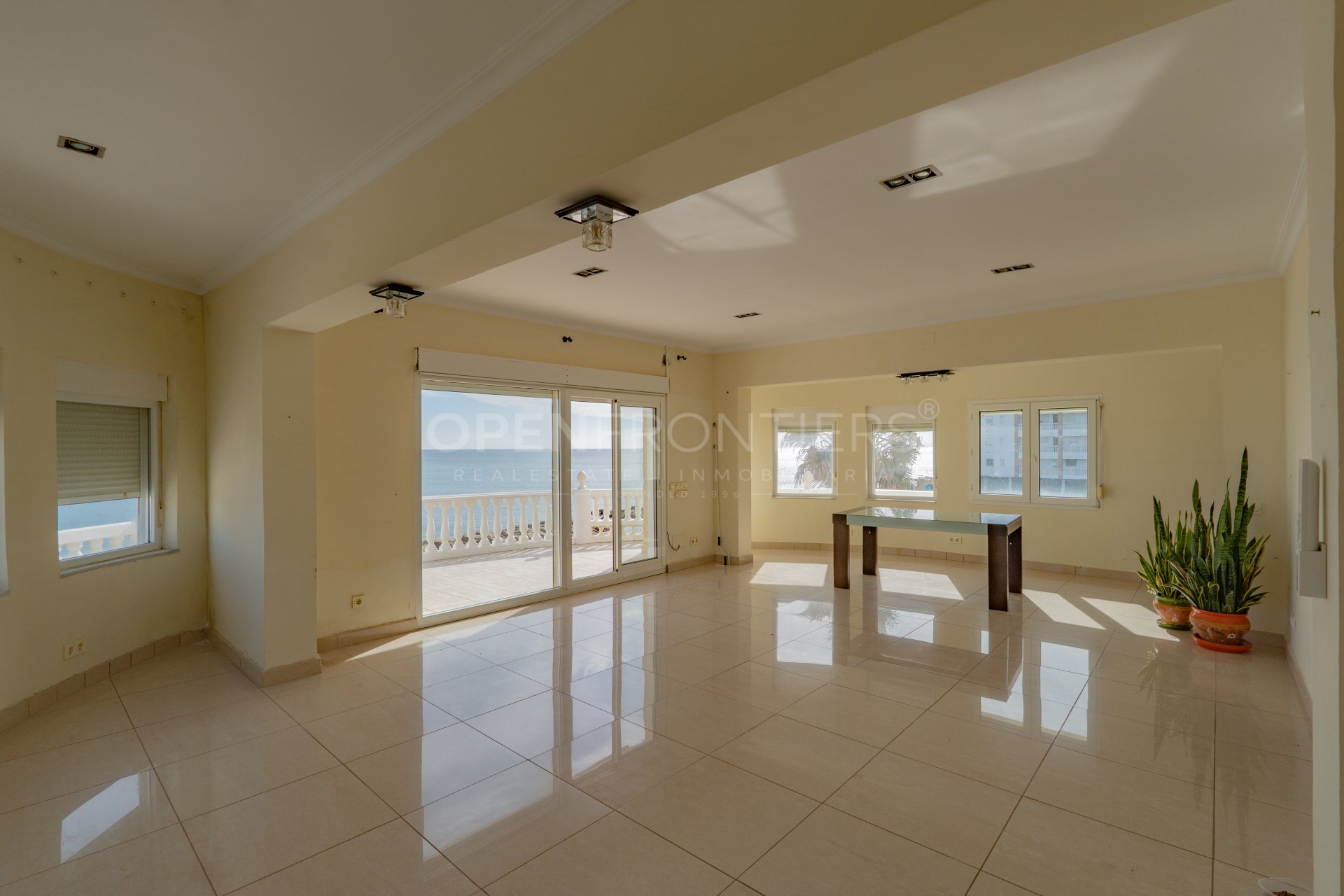 Front Line Beach Villa with Panoramic Views in Torreguadiaro, Sotogrande