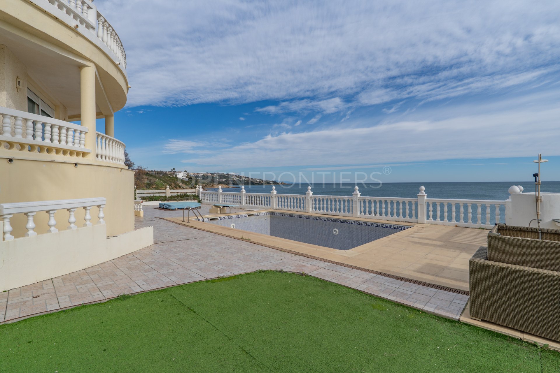 Front Line Beach Villa with Panoramic Views in Torreguadiaro, Sotogrande