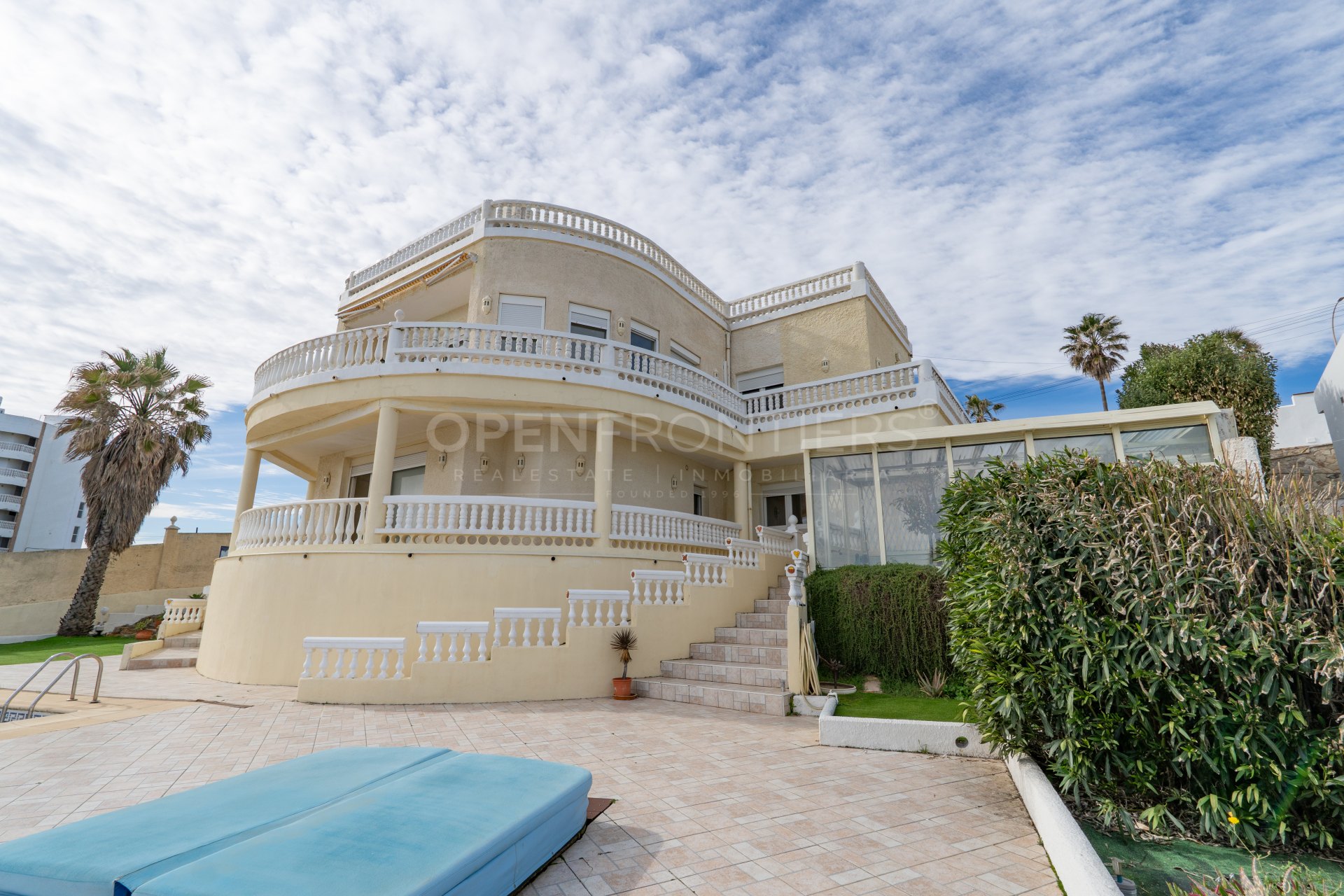 Front Line Beach Villa with Panoramic Views in Torreguadiaro, Sotogrande