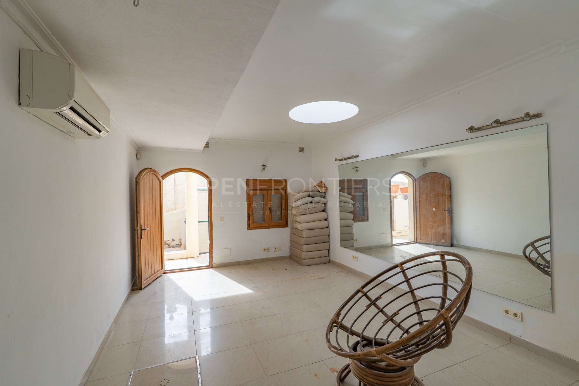 Front Line Beach Villa with Panoramic Views in Torreguadiaro, Sotogrande