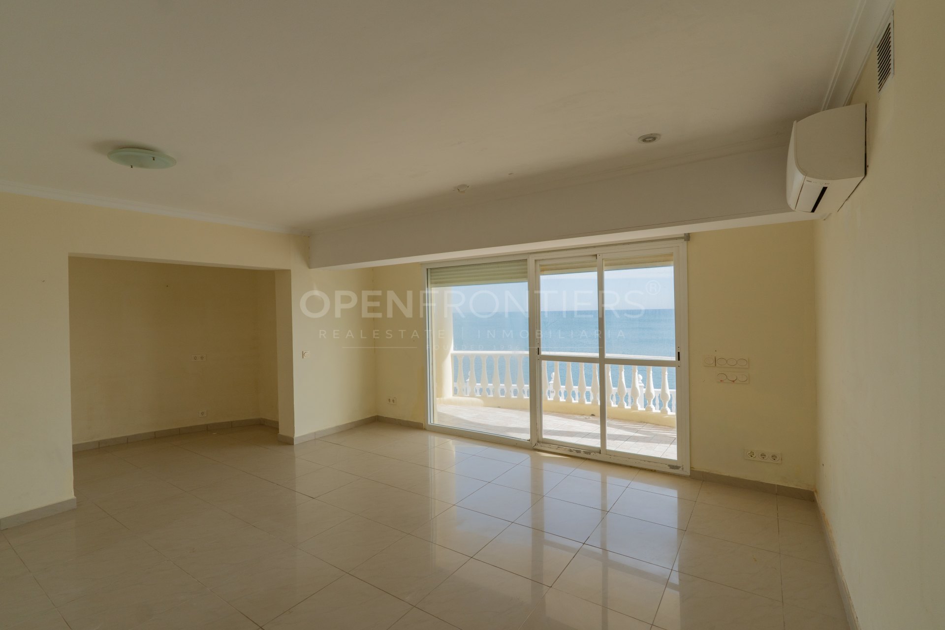 Front Line Beach Villa with Panoramic Views in Torreguadiaro, Sotogrande