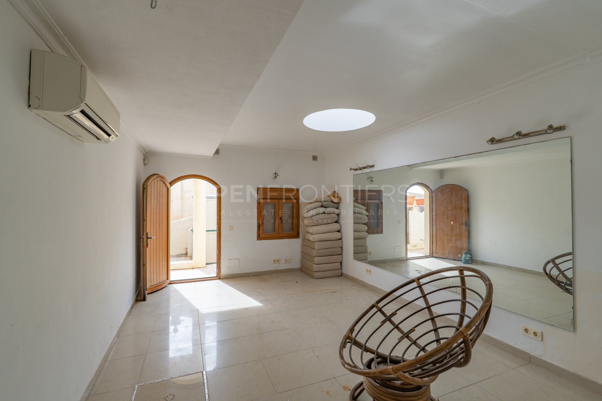 Front Line Beach Villa with Panoramic Views in Torreguadiaro, Sotogrande