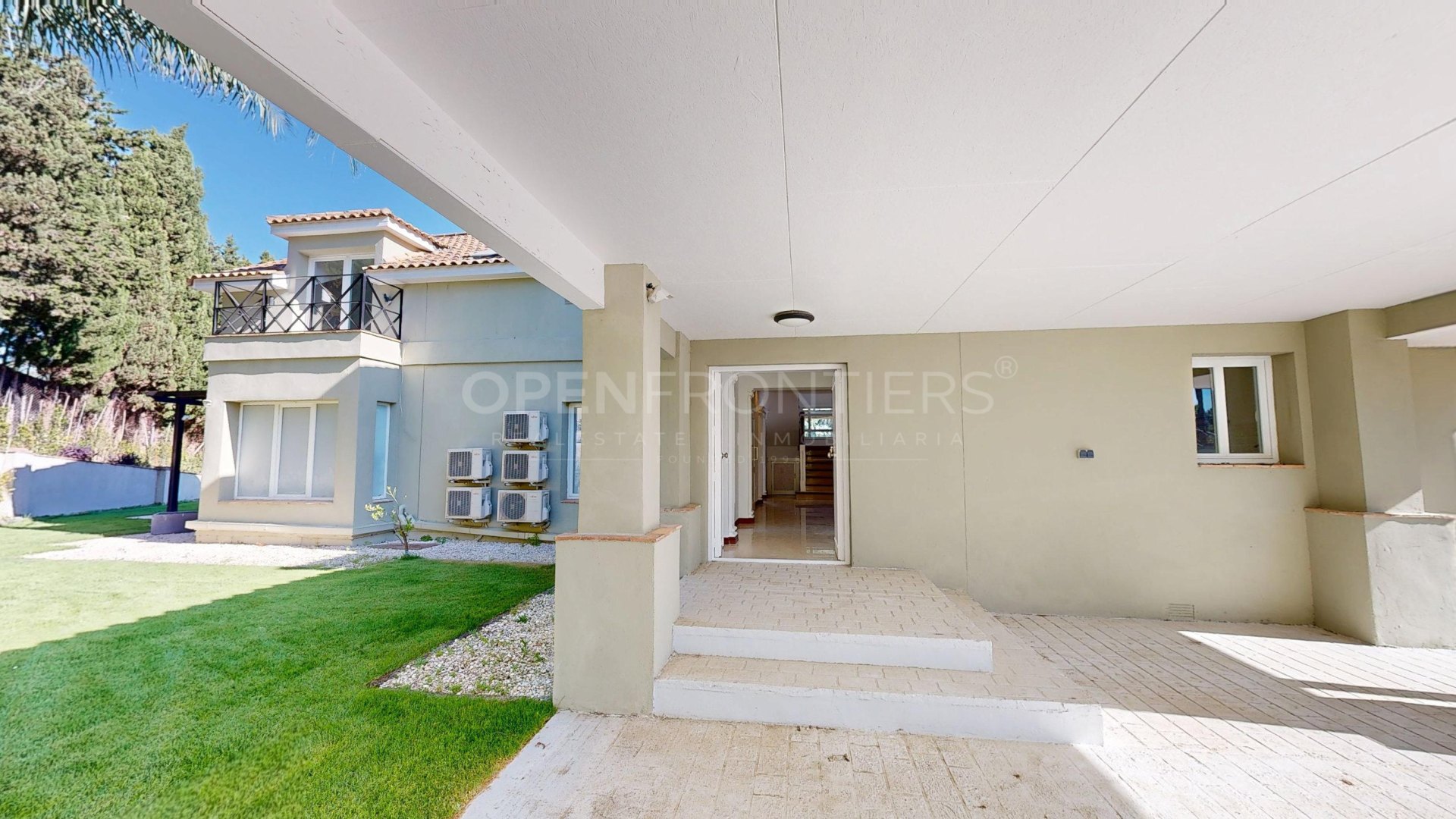 Elegant detached villa with private pool in Sotogrande Costa