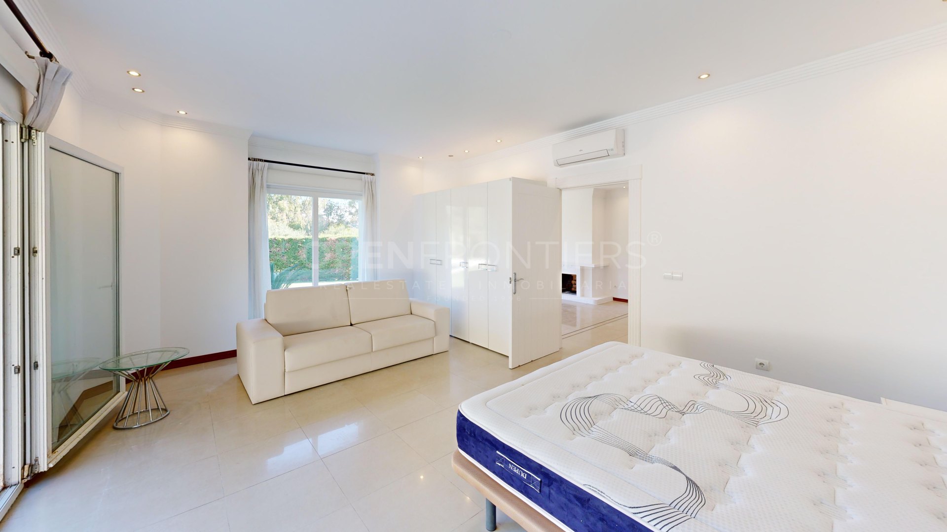 Elegant detached villa with private pool in Sotogrande Costa