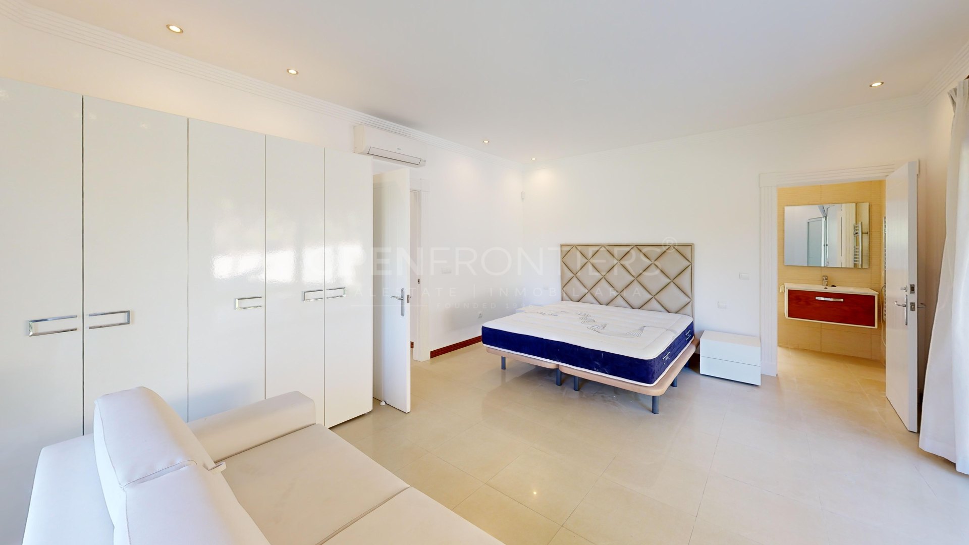 Elegant detached villa with private pool in Sotogrande Costa
