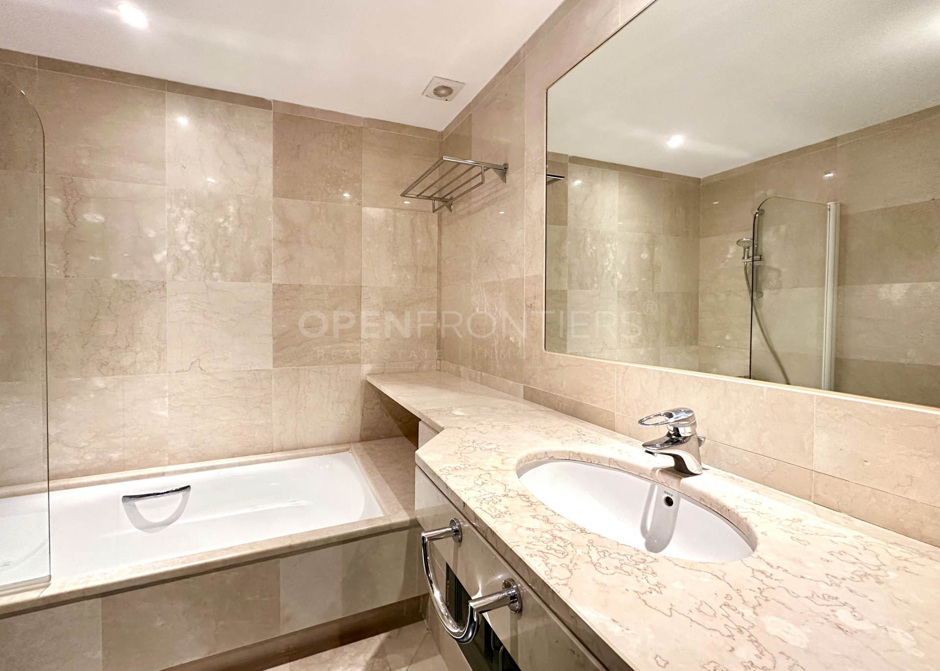 Exclusivo apartamento con jardín privado en Ribera del Río, Sotogrande Marina