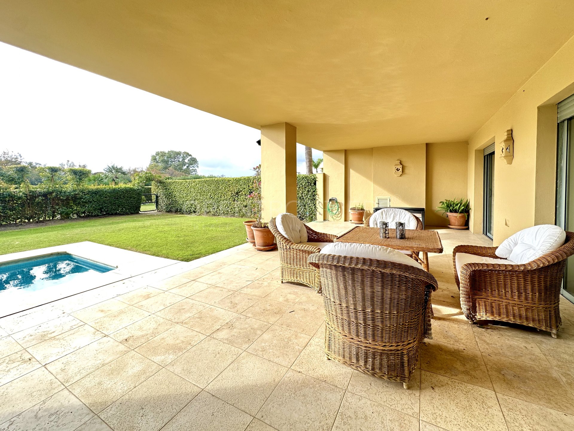 Exclusivo apartamento con jardín privado en Ribera del Río, Sotogrande Marina