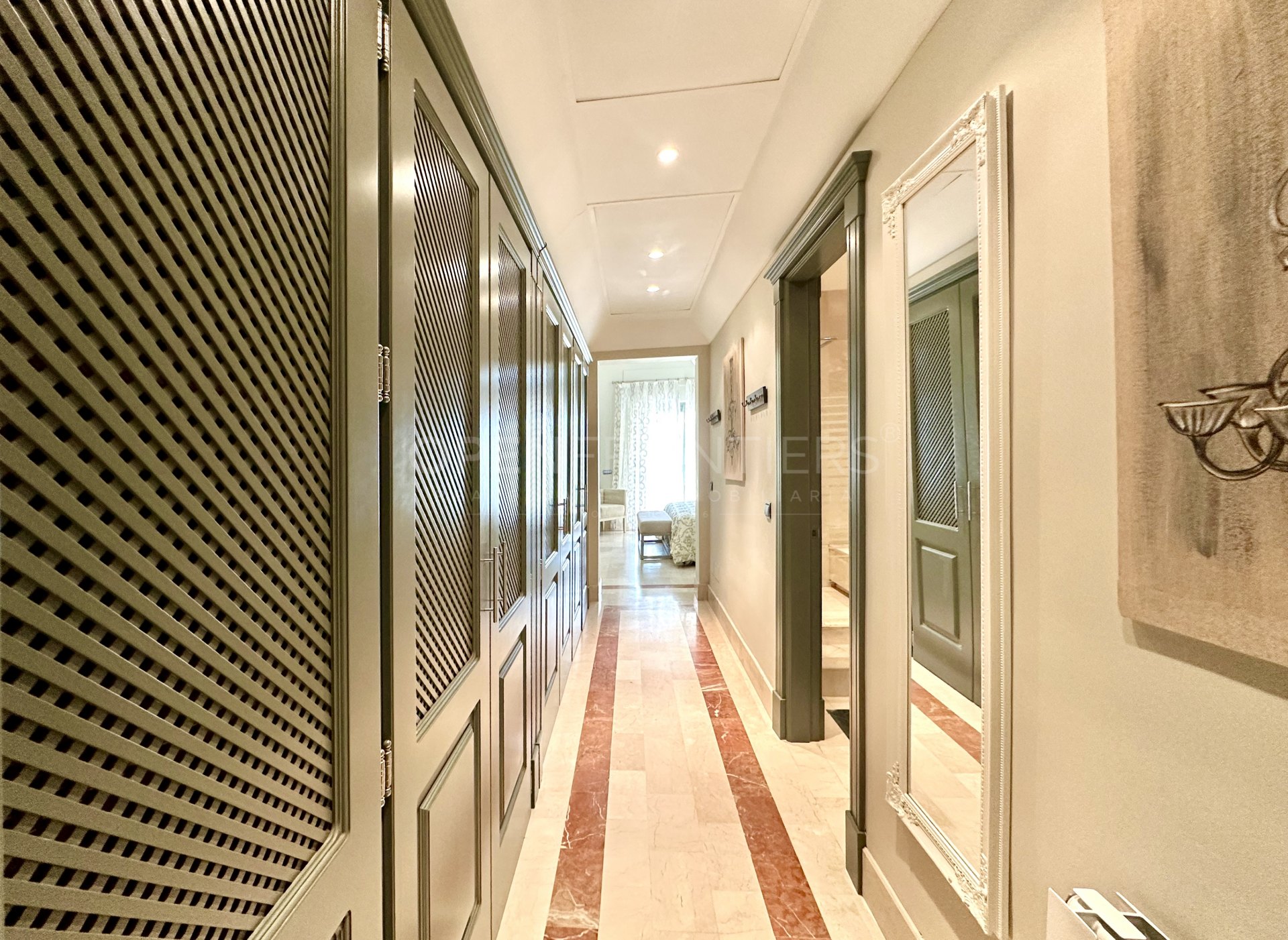 Exclusivo apartamento con jardín privado en Ribera del Río, Sotogrande Marina
