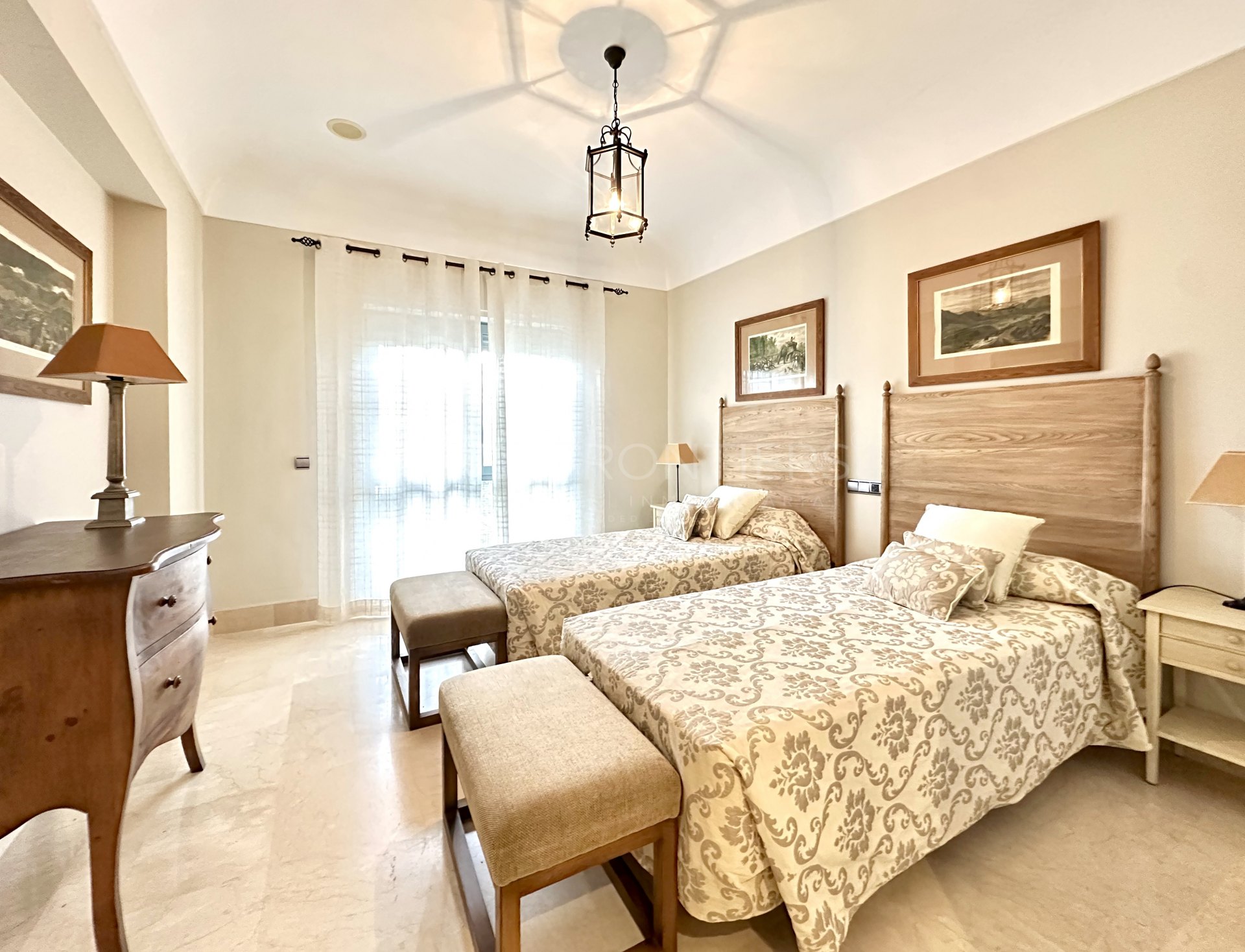 Exclusivo apartamento con jardín privado en Ribera del Río, Sotogrande Marina