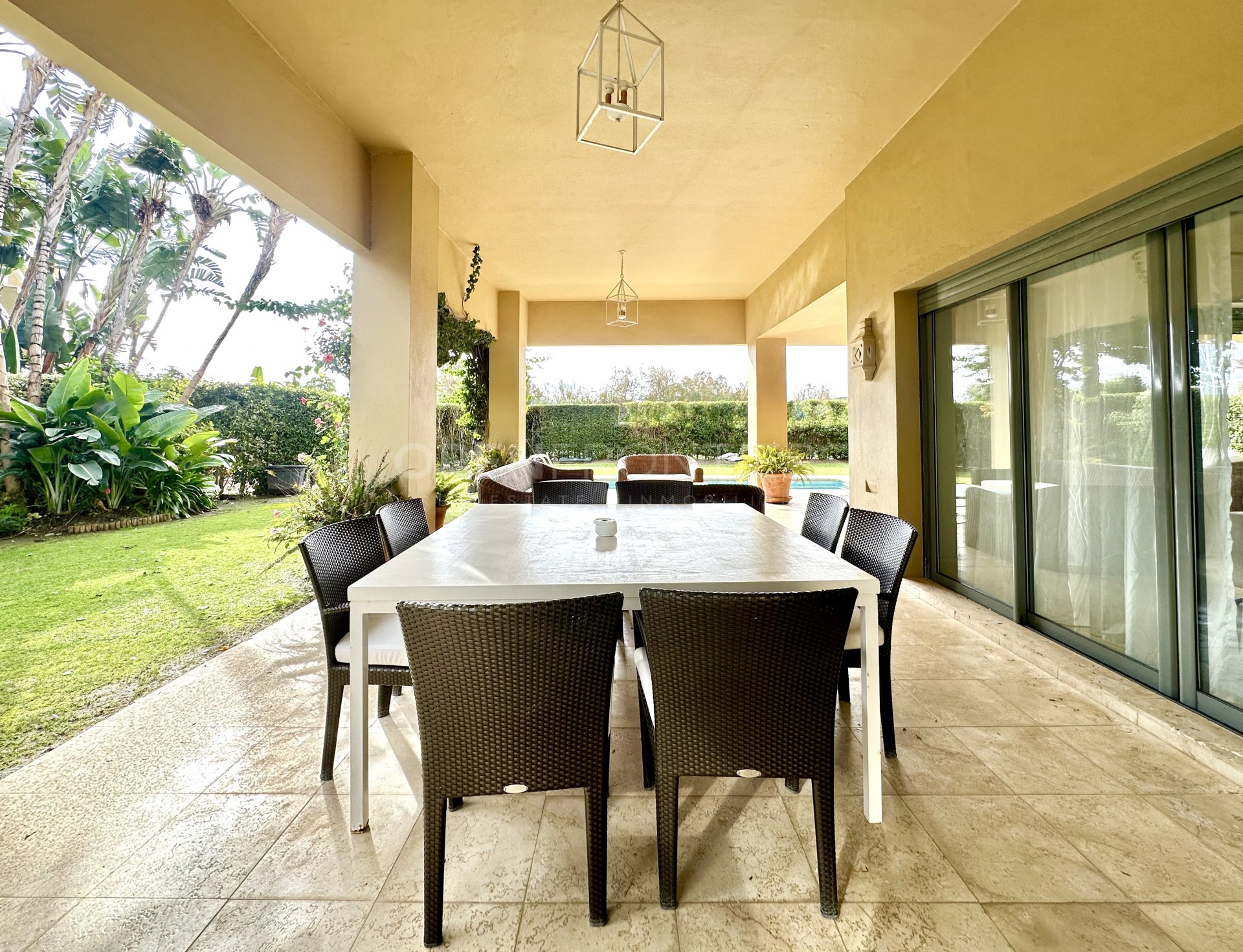 Exclusivo apartamento con jardín privado en Ribera del Río, Sotogrande Marina