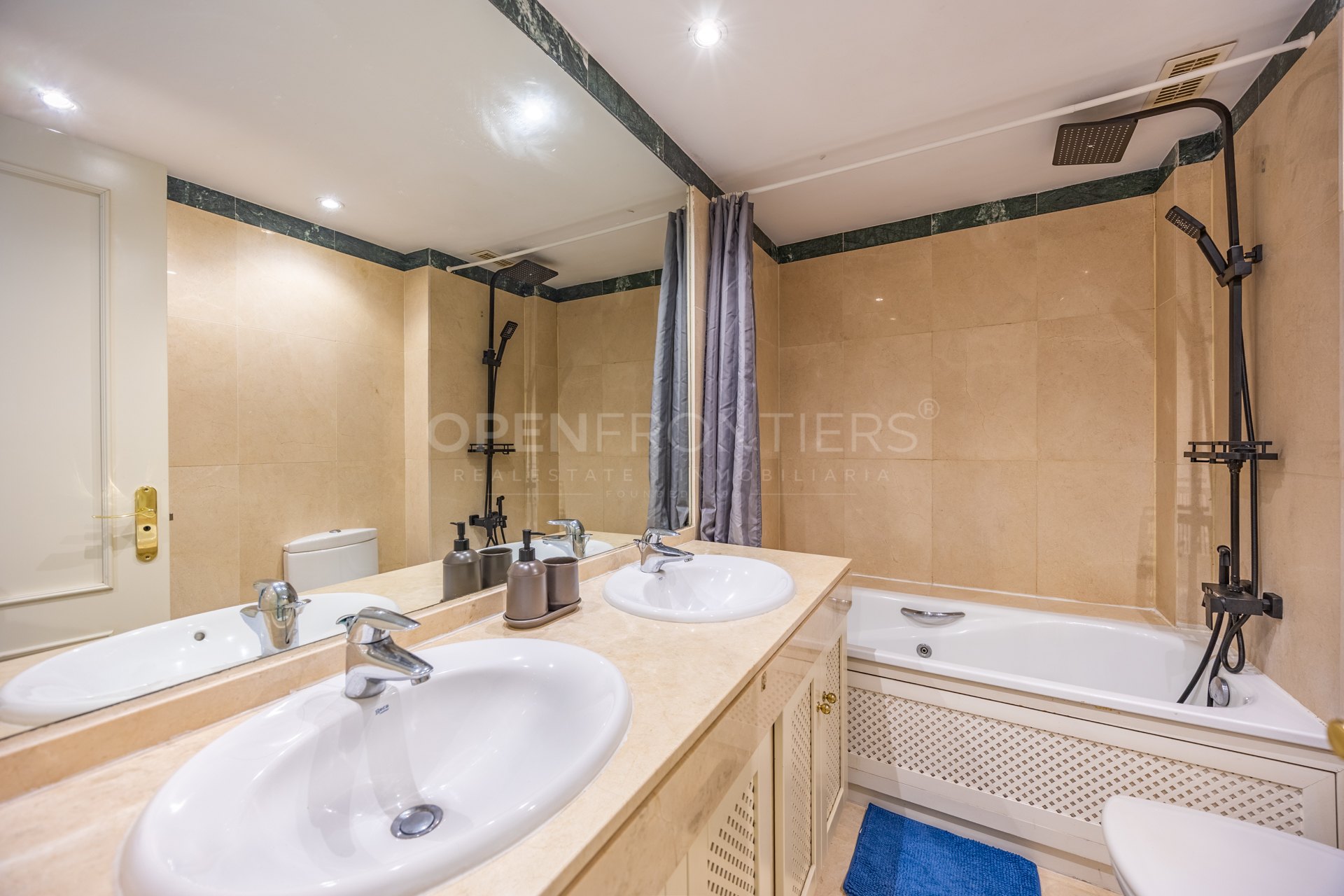 Apartamento de 3 dormitorios en Isla Carey con vistas a la Marina de Sotogrande