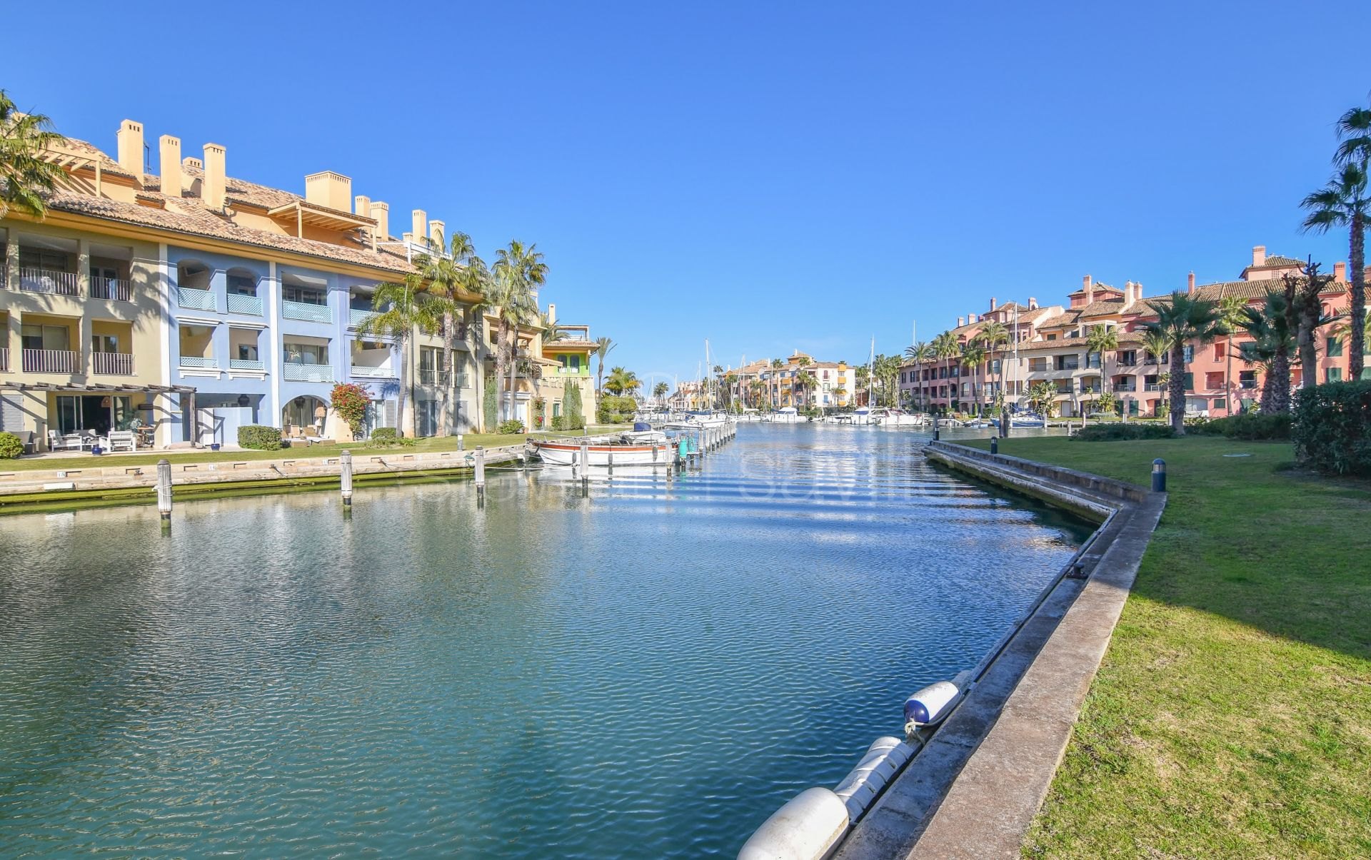 Berth for sale in Isla de la Vela, number 8, ideally located in Sotogrande Costa