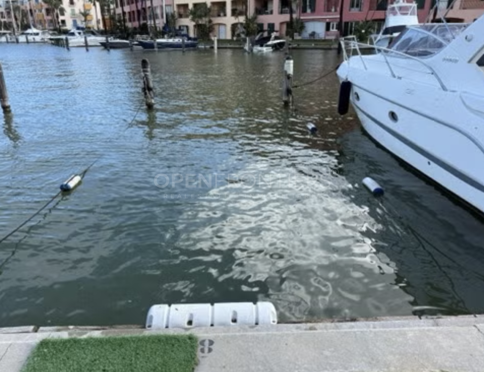 Berth for sale in Isla de la Vela, number 8, ideally located in Sotogrande Costa