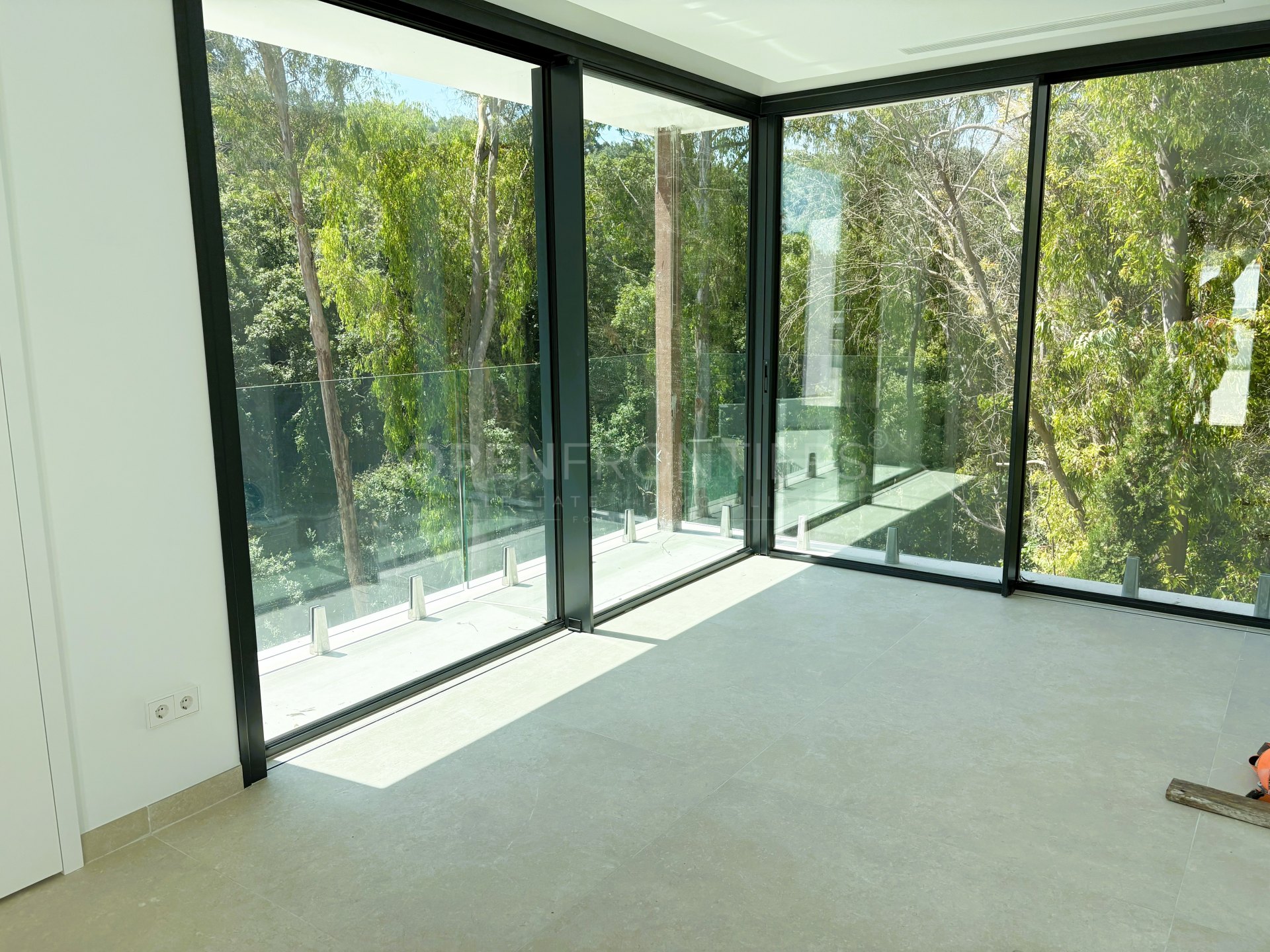 Villa neuve de luxe à Sotogrande Alto avec vue sur la forêt et piscine