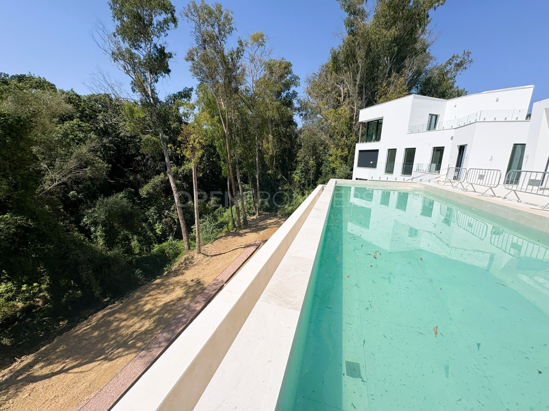 Villa neuve de luxe à Sotogrande Alto avec vue sur la forêt et piscine