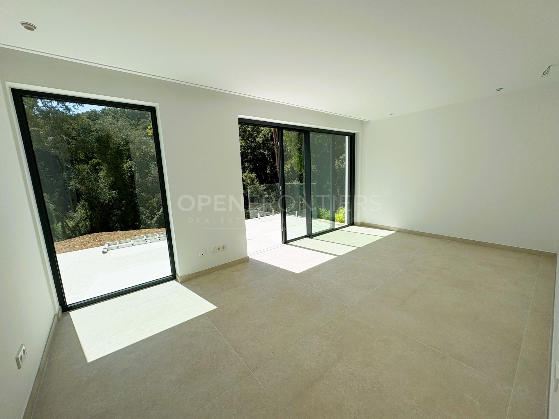 Villa neuve de luxe à Sotogrande Alto avec vue sur la forêt et piscine