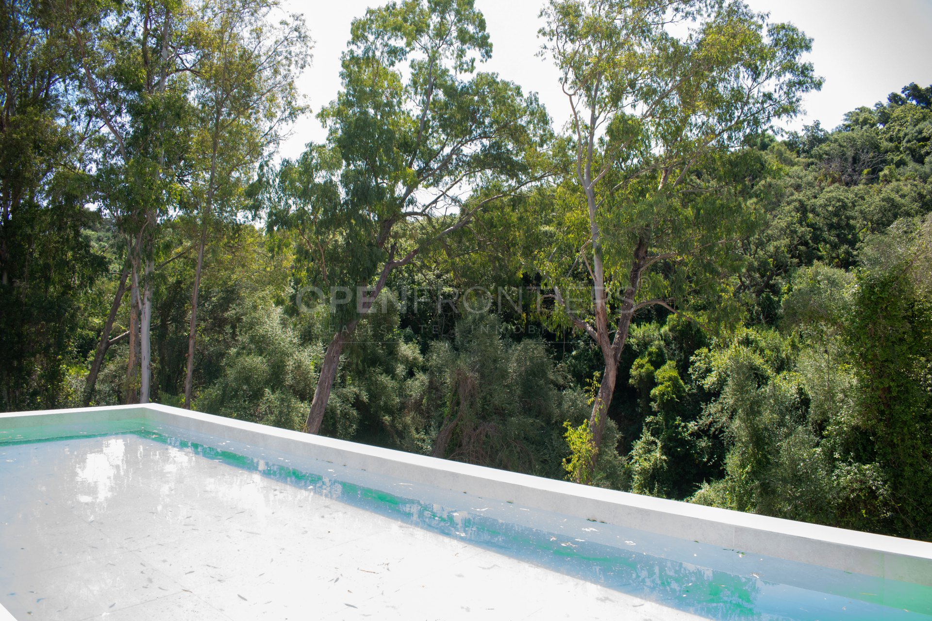 Villa neuve de luxe à Sotogrande Alto avec vue sur la forêt et piscine