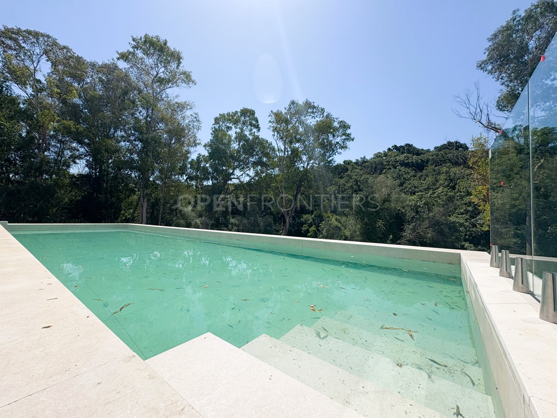 Villa neuve de luxe à Sotogrande Alto avec vue sur la forêt et piscine