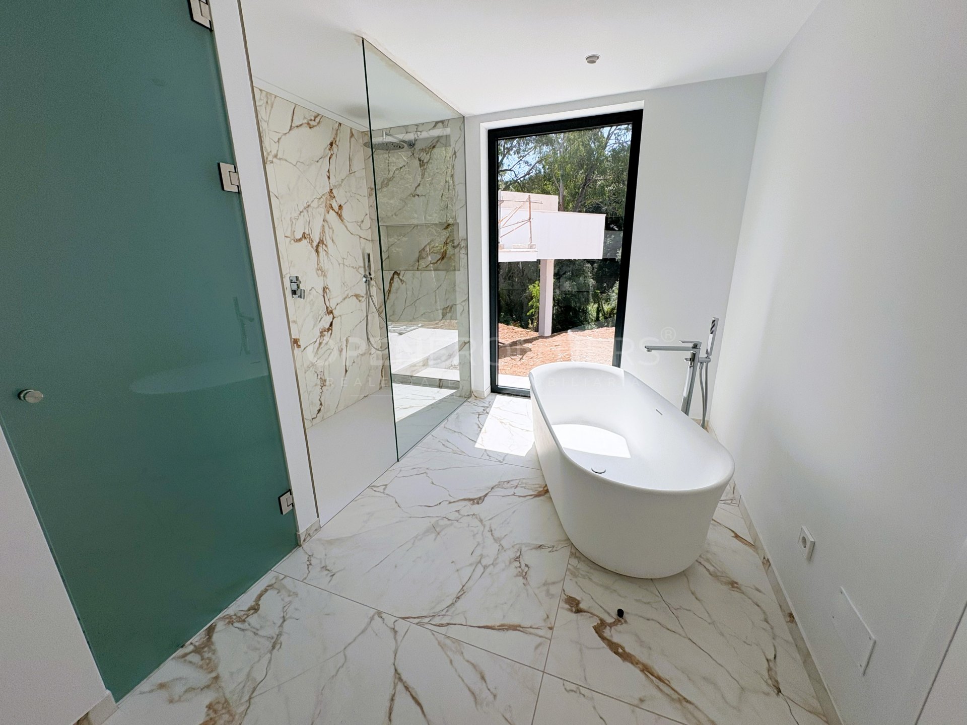 Villa neuve de luxe à Sotogrande Alto avec vue sur la forêt et piscine