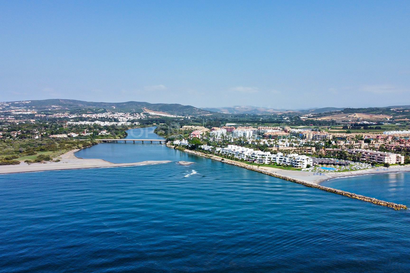 Casa adosado con vistas al río Guadiaro y vistas al mar