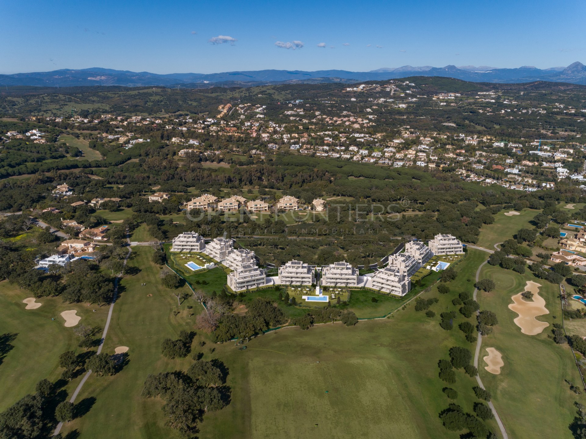 Emerald Greens, apartamentos y áticos de estilo mediterráneo en primera línea de golf en San Roque Club