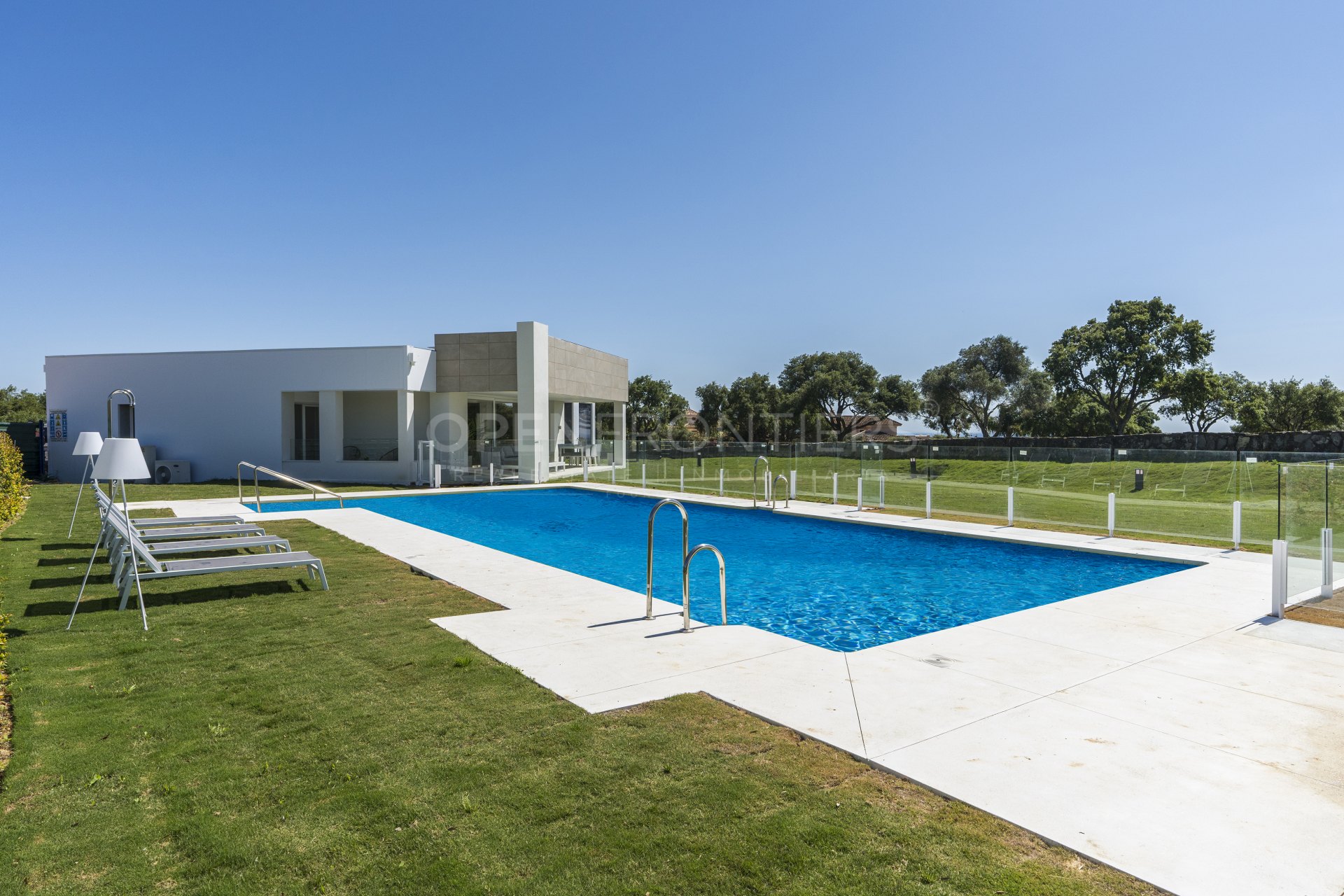 Emerald Greens, mediterranean style apartments and penthouses frontline golf in San Roque Club.