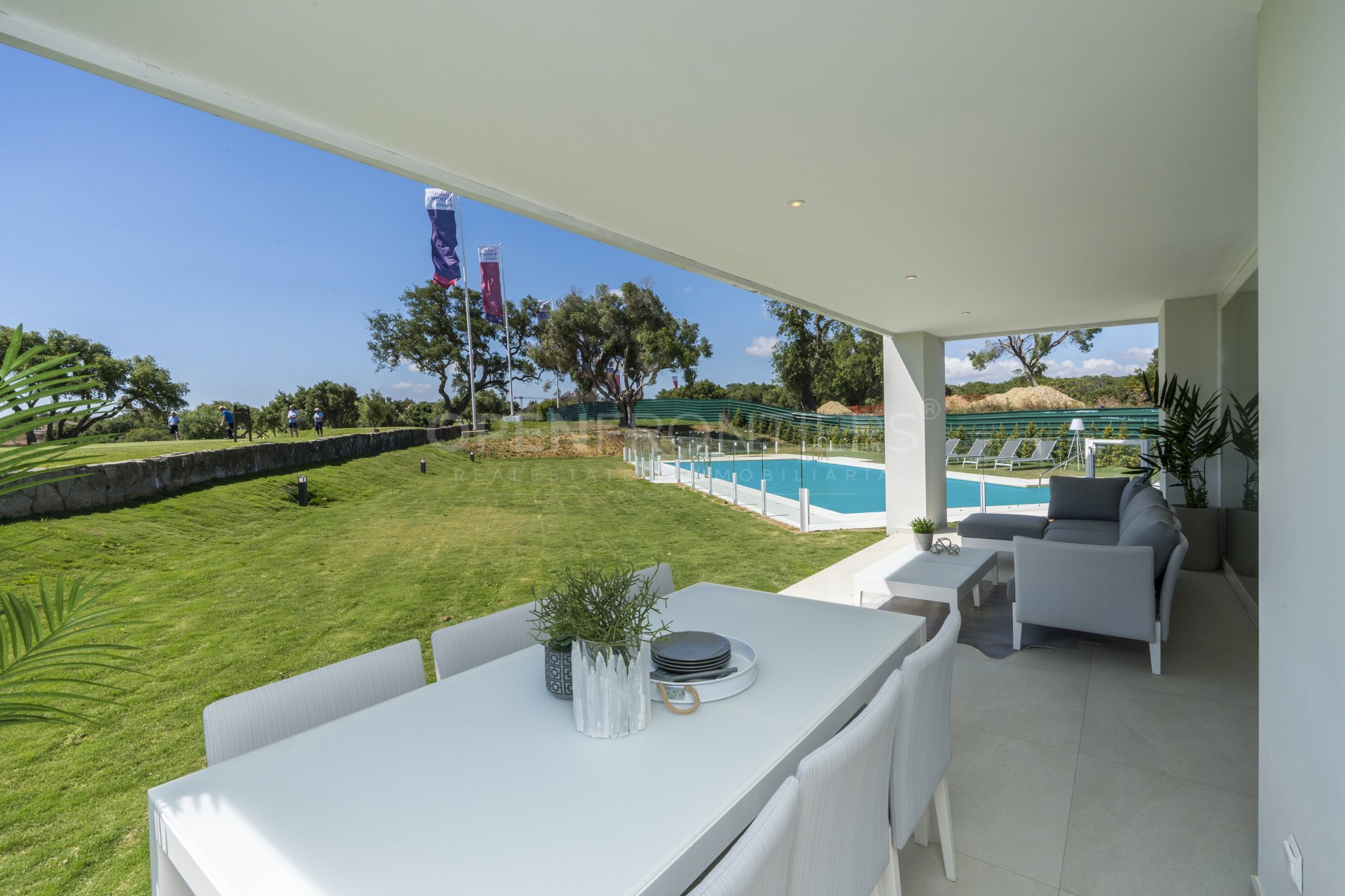 Emerald Greens, mediterranean style apartments and penthouses frontline golf in San Roque Club.