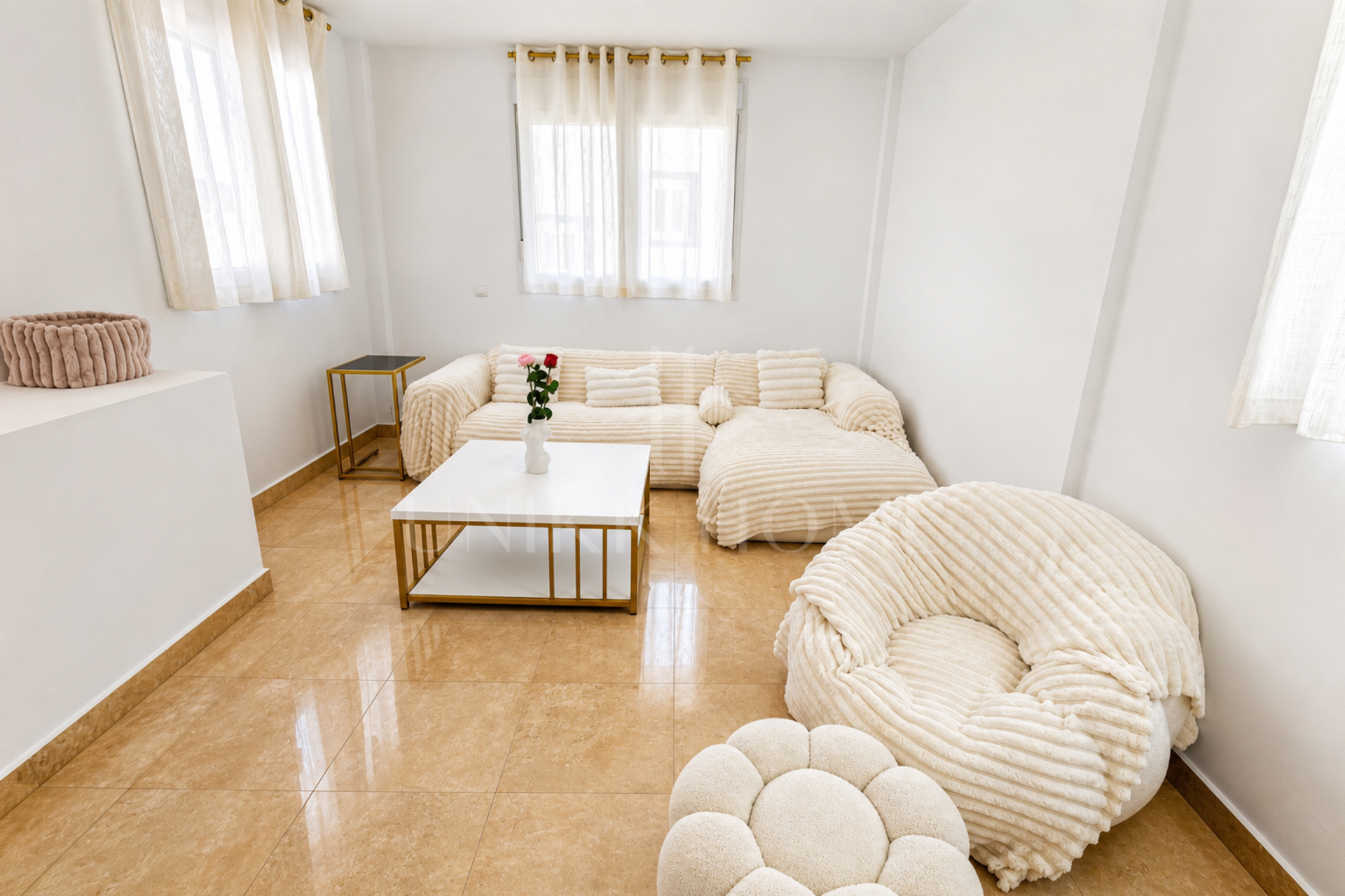 ¡Luminosa Casa Adosada de 6 Dormitorios con Vistas al Mar y Piscina Comunitaria!