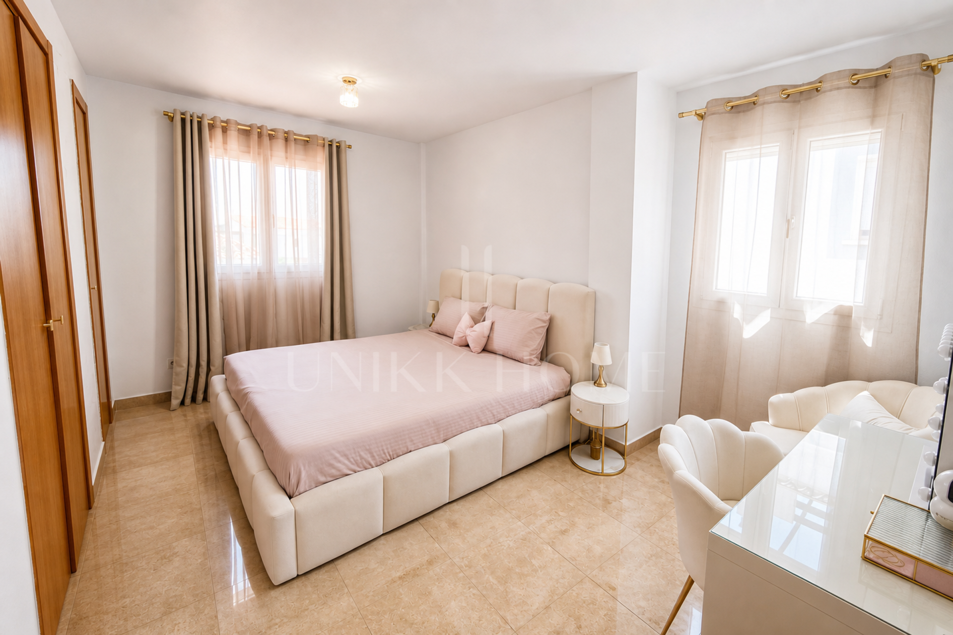 ¡Luminosa Casa Adosada de 6 Dormitorios con Vistas al Mar y Piscina Comunitaria!