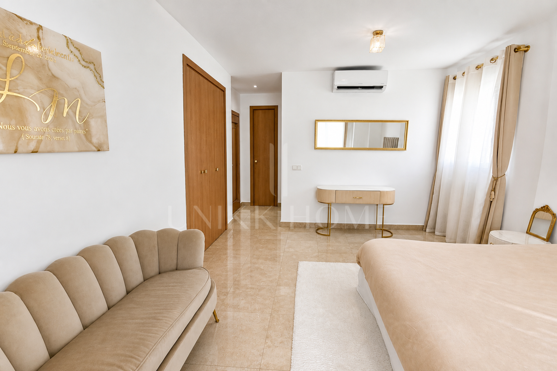 ¡Luminosa Casa Adosada de 6 Dormitorios con Vistas al Mar y Piscina Comunitaria!