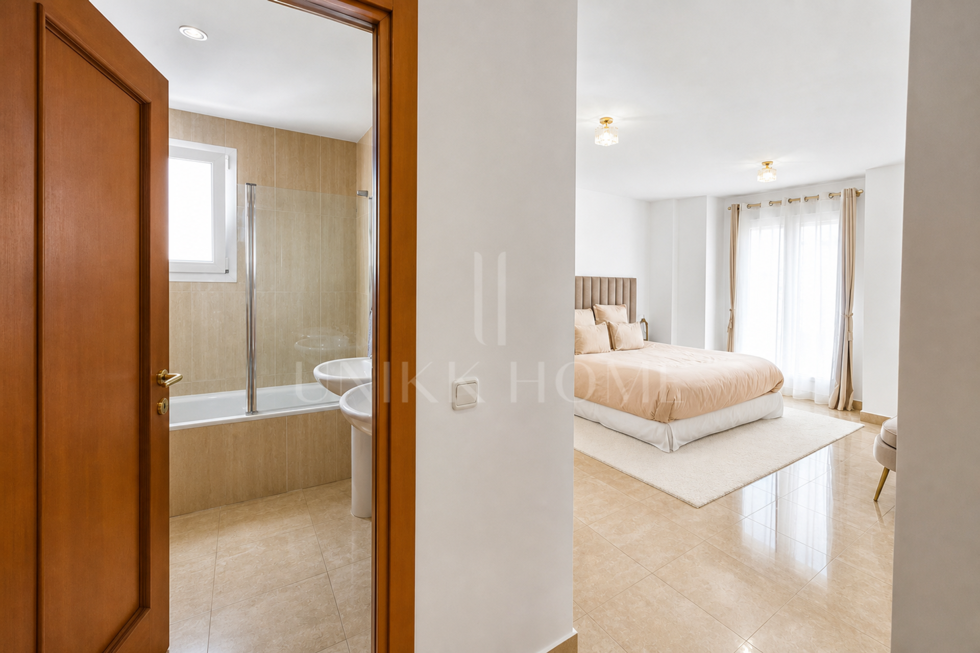 ¡Luminosa Casa Adosada de 6 Dormitorios con Vistas al Mar y Piscina Comunitaria!