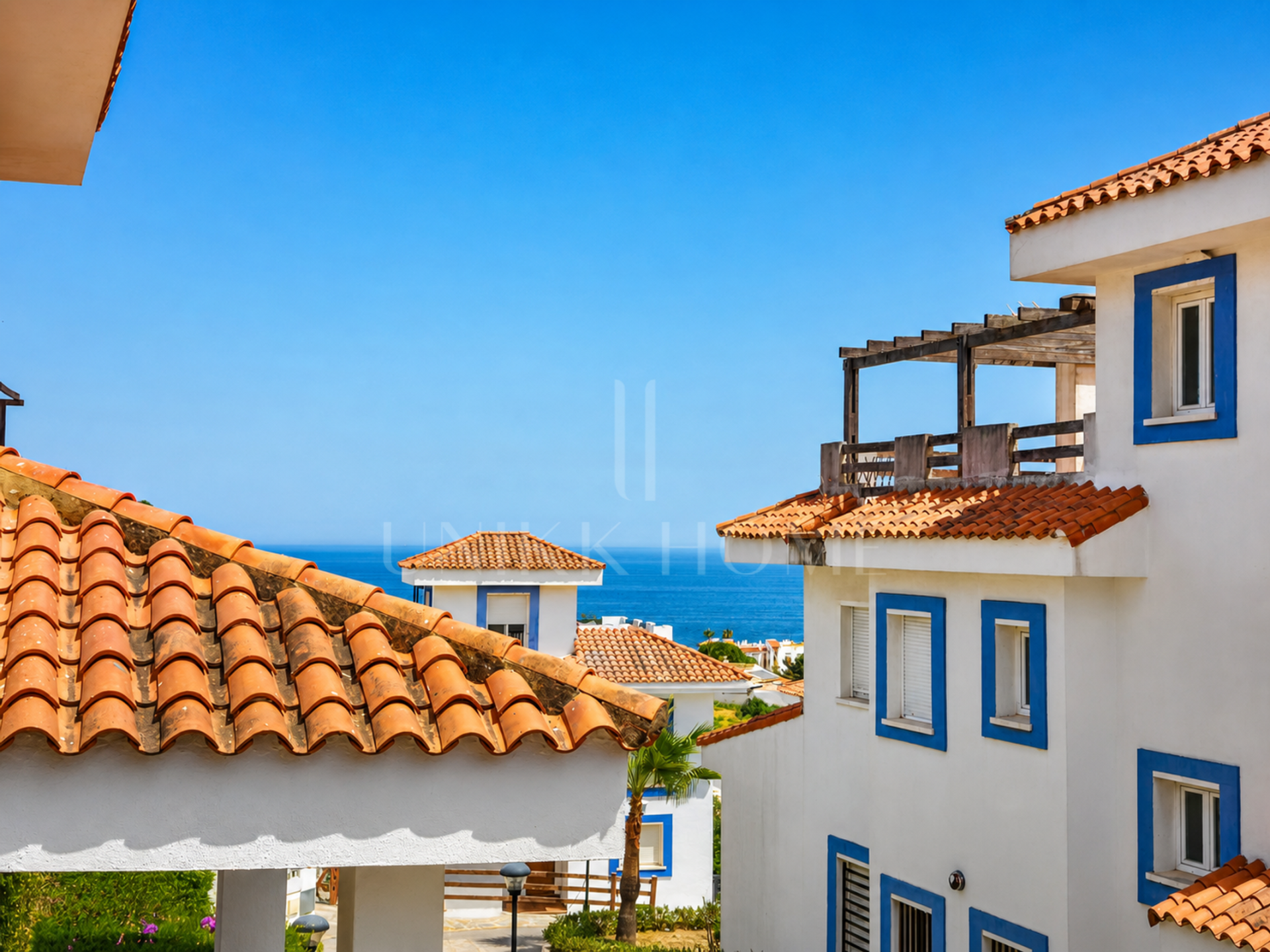 ¡Luminosa Casa Adosada de 6 Dormitorios con Vistas al Mar y Piscina Comunitaria!