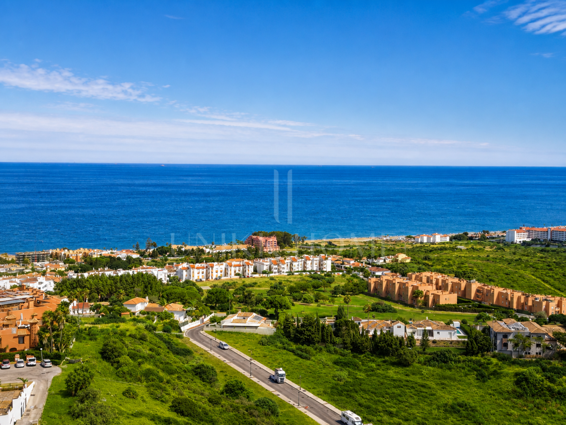 ¡Luminosa Casa Adosada de 6 Dormitorios con Vistas al Mar y Piscina Comunitaria!