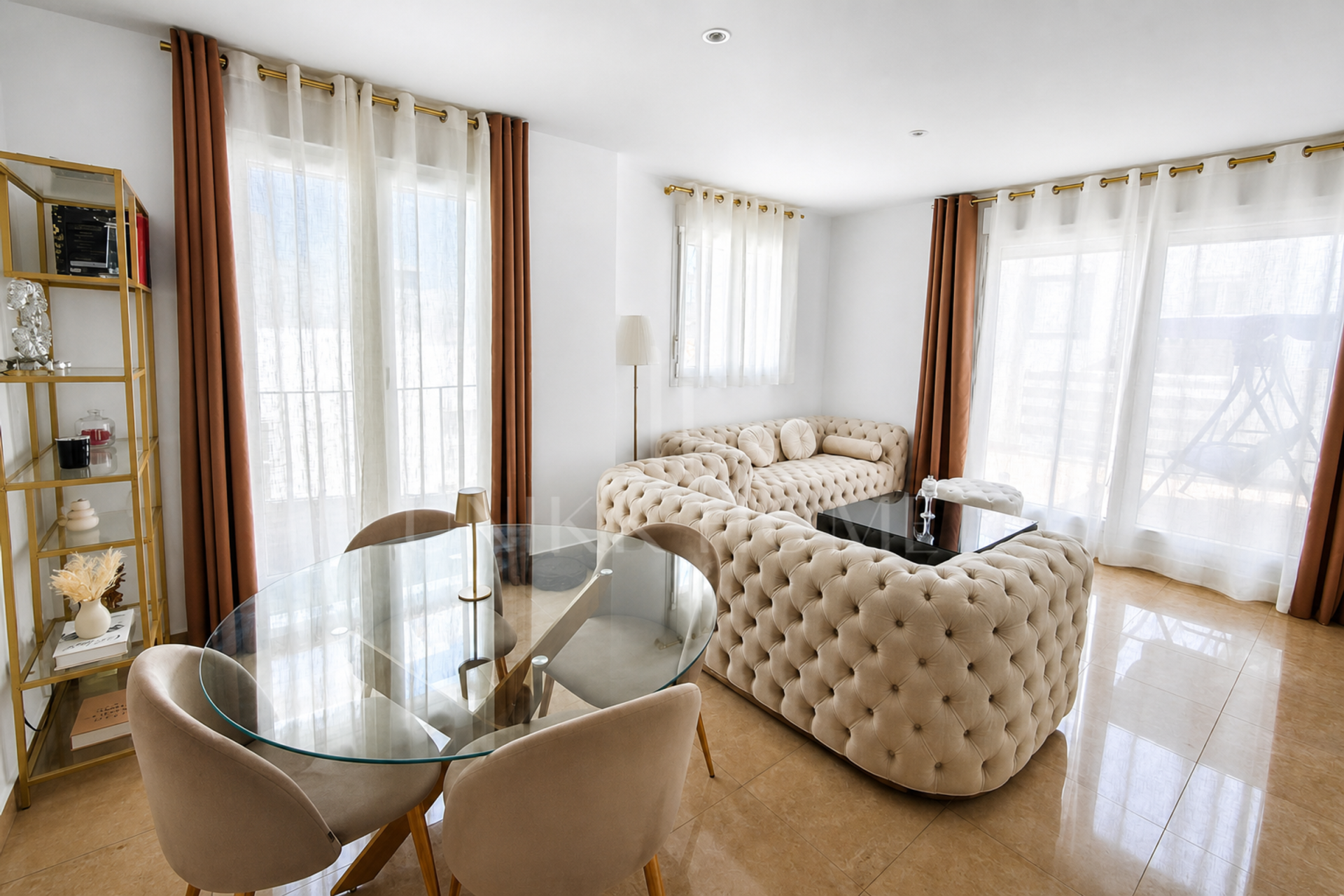 ¡Luminosa Casa Adosada de 6 Dormitorios con Vistas al Mar y Piscina Comunitaria!