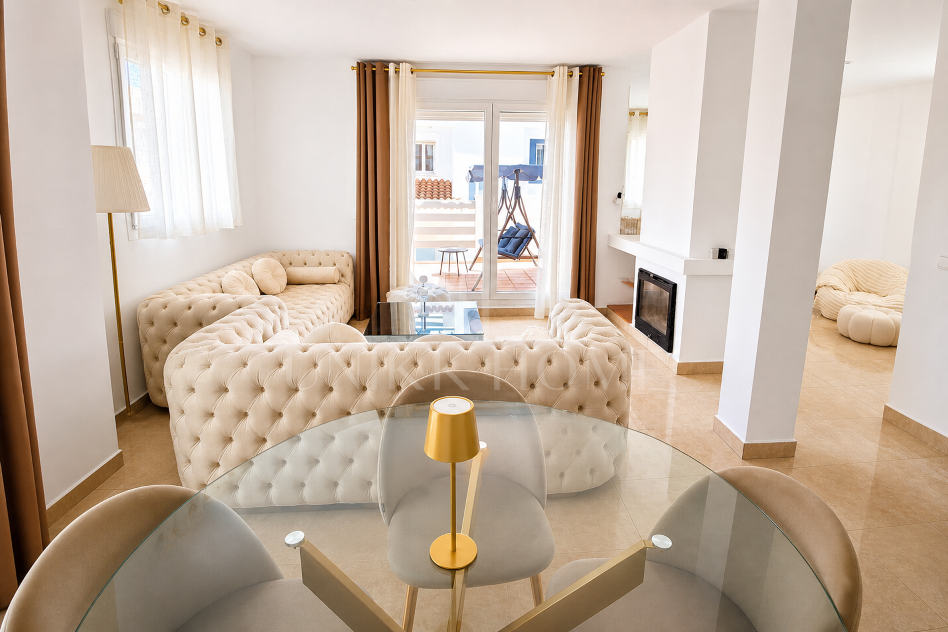 ¡Luminosa Casa Adosada de 6 Dormitorios con Vistas al Mar y Piscina Comunitaria!