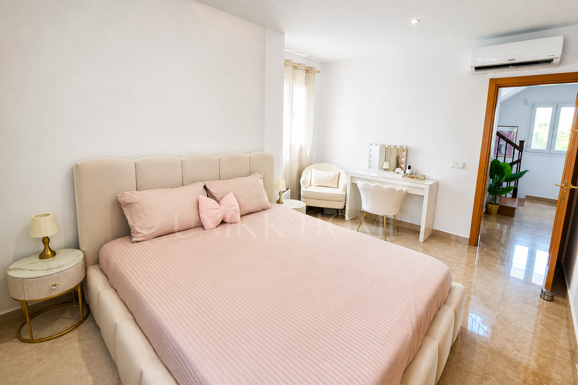 ¡Luminosa Casa Adosada de 6 Dormitorios con Vistas al Mar y Piscina Comunitaria!